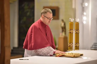 W Katedrze Rzeszowskiej podczas I Nieszporów Uroczystości św. Józefa Oblubieńca NMP odbył się obrzęd instalacji nowych kanoników Kapituły Katedralnej w Rzeszowie. Liturgii Nieszporów przewodniczył ks. Krzysztof Gołąbek, proboszcz Katedry i prepozyt Kapituły Katedralnej, który wygłosił również homilię. Uroczystości rozpoczęły się od odczytania przez ks. Gołąbka dekretu bp. Jana Wątroby o włączeniu nowych członków do grona Kapituły. Następnie nowi kanonicy złożyli wyznanie wiary oraz przysięgę wierności przy obejmowaniu urzędu wykonywanego w imieniu Kościoła.

Do grona kanoników katedralnych dołączyli: ks. dr Paweł Synoś – Wikariusz Biskupi do spraw duchowieństwa diecezjalnego, ks. Prałat dr Piotr Tarnawski – Sekretariat Stanu Stolicy Apostolskiej, ks. dr Marek Story – Dykasteria Nauki Wiary w Watykanie, ks. dr Stanisław Kamiński – Wikariusz Biskupi do spraw życia konsekrowanego, proboszcz Parafii św. Józefa w Głogowie Małopolskim, ks. kanonik Stanisław Jamiński – proboszcz Parafii NNMP w Rzeszowie – Staroniwa, ks. kanonik Tadeusz Pindara – proboszcz Parafii Matki Bożej Częstochowskiej w Rzeszowie, ks. dr Przemysław Drąg – proboszcz Parafii pw. Trójcy Przenajświętszej w Głogowie Małopolskim.

W diecezji rzeszowskiej istnieje kapituła katedralna i cztery kapituły kolegiackie: biecka, jasielska, kolbuszowska i strzyżowska. Historycznie kanonicy byli księżmi stanowiącymi grupę skupioną wokół biskupa miejsca, których zadaniem było pomaganie mu w zarządzaniu lokalnym Kościołem. Obowiązani byli określoną regułą, czyli kanonem praw, stąd właśnie pochodzi nazwa kanonik.

Poszczególne kapituły mają swoje charakterystyczne stroje, którymi wyróżniają się od pozostałych duchownych. Strojem kanoników kapitulnych jest sutanna z obszywkami i guzikami koloru fioletowego, pas fioletowy, następnie rokieta, mucet (fioletowa pelerynka) lub mantolet oraz łańcuch z dystynktorium. Fot. ks. Jakub Oczkowicz
