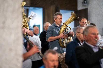 W środę 13 września przeżywaliśmy kolejne w tym roku Nabożeństwo Fatimskie. O godz. 18.40 zostały przedstawione prośby i podziękowania do Matki Bożej Fatimskiej, w intencji których sprawowana była także Msza Święta. Eucharystii przewodniczył i homilię wygłosił ks. Marek Kotwa – wikariusz parafii pw. Św. Michała Archanioła w Rzeszowie. Po Mszy Świętej wyruszyła procesja z figurą Matki Bożej, podczas której modlitwę różańcową prowadzili przedstawiciele parafii pw. Św. Jadwigi Królowej wraz ze swoimi duszpasterzami: ks. Tomaszem Gałuszką oraz ks. Łukaszem Mariuszycem, zaś figurę Matki Bożej nieśli przedstawiciele Bractwa św. Michała Archanioła, Rycerzy Kolumba oraz Związku Strzeleckiego "Strzelec". Modlitwę ubogaciła obecność Orkiestry Dętej pod dyrekcją Tadeusza Cielaka. Nabożeństwo zakończył Apel Jasnogórski. fot. Jola Warchoł