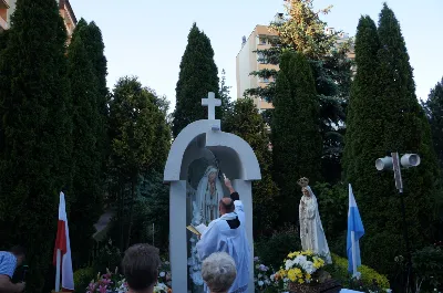 W sobotę 12 maja o godz.19.00 w ramach corocznych nabożeństw majowych przy kapliczkach osiedlowych w naszej parafii, przy ul. Cichej przy figurze Matki Bożej modlitwy poprowadził ks. Krzysztof Gołąbek - proboszcz Katedry. Kantorem był organista Wiesław Siewierski. fot. Rafał Waszczak