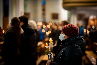 Mszy Świętej w święto Ofiarowania Pańskiego przewodniczył bp Jan Wątroba. W Eucharystii z okazji Dnia Życia Konsekrowanego uczestniczyli przedstawiciele sióstr i braci zakonnych, pustelnic, dziewic i wdów konsekrowanych oraz członków instytutów świeckich. Eucharystię koncelebrował ks. Stanisław Kamiński, wikariusz biskupi ds. zakonnych, a także 8 kapłanów. Homilię wygłosił bp Jan Wątroba. Śpiew podczas Mszy Świętej prowadziła Katedralna Schola Liturgiczna pod kierunkiem ks. Juliana Wybrańca przy akompaniamencie organowym Wiesława Siewierskiego. Fot. Paulina Lęcznar