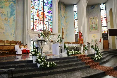 Maj to dla wielu najpiękniejszy miesiąc w roku. W liturgii Kościoła szczególnie wtedy czcimy Maryję oraz radujemy się ze Zmartwychwstania Pańskiego. W niedzielę 8 maja w naszej Katedrze dzieci z klas III doświadczyły równie wielkiej radości po raz pierwszy w pełni uczestnicząc we Mszy Świętej. To niezwykłe spotkanie z Chrystusem w Komunii Świętej zostało poprzedzone przygotowaniem poprzez katechezy w szkole i spotkania w parafii, a także spowiedzią. Poprzez niedzielne Eucharystie o godz. 12.00 i 13.30 celebrowane przez ks. Krzysztofa Gołąbka, proboszcza naszej Katedry, 88 dzieci rozpoczęło wielką przygodę z Jezusem ukrytym w Najświętszym Sakramencie. Towarzyszyli im rodzice, którzy wraz ze swoimi dziećmi przygotowywali się do tego wydarzenia, a także najbliższa rodzina. Posługę w liturgii Mszy Świętej pełniły dzieci pierwszokomunijne oraz ich rodzice.
Wielka radość serc dzieci komunijnych promieniowała na wszystkich uczestników Mszy Świętej i przypominała zebranym na liturgii, że spotkanie z Jezusem Eucharystycznym to przywilej i wielkie szczęście. Czas tej wielkiej radości został przedłużony przez „Biały Tydzień”, w którym dzieci uczestniczyły w wieczornej Eucharystii, przyjmując Jezusa do swoich serc. 

Wszystkim dzieciom, które w tym roku przeżywały swoją Pierwszą Komunię Świętą, życzymy, aby nie gasł w nich zapał do poznawania Jezusa i Jego nauki, a radość, jaka towarzyszyła tym dniom, była nieodłączną towarzyszką ich spotkań z Jezusem w Eucharystii. A s. Julicie i ks. Julianowi dziękujemy za serce włożone w przygotowanie dzieci do tego wielkiego wydarzenia.

fot. Paweł Styka