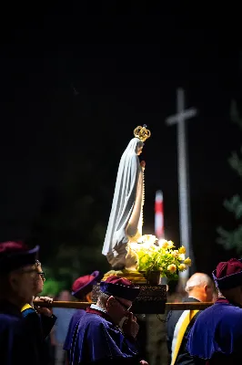 W środę 13 września przeżywaliśmy kolejne w tym roku Nabożeństwo Fatimskie. O godz. 18.40 zostały przedstawione prośby i podziękowania do Matki Bożej Fatimskiej, w intencji których sprawowana była także Msza Święta. Eucharystii przewodniczył i homilię wygłosił ks. Marek Kotwa – wikariusz parafii pw. Św. Michała Archanioła w Rzeszowie. Po Mszy Świętej wyruszyła procesja z figurą Matki Bożej, podczas której modlitwę różańcową prowadzili przedstawiciele parafii pw. Św. Jadwigi Królowej wraz ze swoimi duszpasterzami: ks. Tomaszem Gałuszką oraz ks. Łukaszem Mariuszycem, zaś figurę Matki Bożej nieśli przedstawiciele Bractwa św. Michała Archanioła, Rycerzy Kolumba oraz Związku Strzeleckiego "Strzelec". Modlitwę ubogaciła obecność Orkiestry Dętej pod dyrekcją Tadeusza Cielaka. Nabożeństwo zakończył Apel Jasnogórski. fot. Jola Warchoł