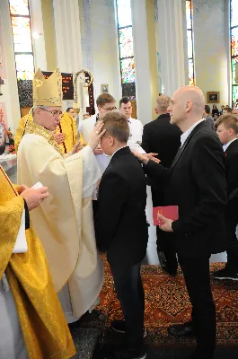 W niedzielę Chrztu Pańskiego, uroczystą Mszą Świętą, przy wypełnionej po brzegi Katedrze, zakończyliśmy okres Bożego Narodzenia. Podczas Mszy Świętej śpiewał nasz Katedralny Chór Chłopięco-Męski Pueri Cantores Resovienses pod dyrekcją Marcina Florczaka. Po zakończonej liturgii odbył się koncert kolęd w wykonaniu naszego Chóru. W programie znalazły się kolędy, pastorałki i pieśni bożonarodzeniowe polskie i zagraniczne, m.in. "Lulajże, Jezuniu" w aranżacji Dominika Lasoty, "Za Gwiazdą" w opracowaniu Jana Maklakiewicza, "Mary, did You know?" Marka Lowry’ego i Buddy’ego Greene’a, "Gaudete" Briana Keya, "Angels we have heard on high" Stevena Strite’a. Koncert spotkał się z ogromnym entuzjazmem publiczności, która nagrodziła wykonawców brawami na stojąco. W zamian chórzyści odwdzięczyli się bisami.  fot. Dariusz Kamiński