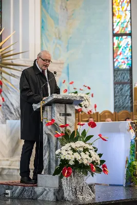 Uroczystość Chrystusa Króla to także święto Akcji Katolickiej i KSM-u. Centralnej uroczystości w Katedrze przewodniczył biskup diecezjalny Jan Wątroba. Eucharystię koncelebrowało 25 księży, wśród nich ks. Stanisław Potera – asystent diecezjalny AK i ks. Tomasz Ryczek – asystent diecezjalny KSM. Po wyznaniu wiary 88 młodych osób złożyło przyrzeczenie Katolickiego Stowarzyszenia Młodzieży. Obrzęd przyrzeczenia prowadził Paweł Grodzki – prezes KSM Diecezji Rzeszowskiej. Ceremonia zakończyła się odśpiewaniem hymnu KSM i zawołaniem: „Przez cnotę, naukę i pracę, służyć Bogu i Ojczyźnie, Gotów!”

Po Komunii św. bp Jan Wątroba, razem z ks. Stanisławem Poterą, wręczył nominacje 20 nowym prezesom oddziałów parafialnych Akcji Katolickiej. Krótkie przemówienia wypowiedzieli kolejno: Jeremi Kalkowski – prezes Zarządu Diecezjalnego Instytutu AK i Paweł Grodzki.

Po Komunii św. wszyscy zebrani uklękli przed Najświętszym Sakramentem. Biskup Ordynariusz odczytał Jubileuszowy Akt Przyjęcia Jezusa Chrystusa za Króla i Pana.

Po Mszy św. bp Jan Wątroba wręczył odznaki i legitymacje nowym członkom KSM.

fot. Fotografiarzeszow