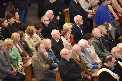 18 maja 2025 r., w katedrze rzeszowskiej celebrowano Eucharystię z okazji 25. rocznicy przyjęcia sakry biskupiej przez bp. Jana Wątrobę. Mszy św. przewodniczył Biskup Rzeszowski, zaś w koncelebrze wzięli udział: abp Józef Michalik, abp Adam Szal, bp Edward Białogłowski, bp Kazimierz Górny, bp Stanisław Jamrozek, bp Marian Rojek, bp Jan Śrutwa oraz kilkudziesięciu kapłanów. W Eucharystii uczestniczyły liczne delegacje osób życia konsekrowanego, przedstawiciele instytucji, fundacji i stowarzyszeń kościelnych. W katedrze rzeszowskiej obecni byli również parlamentarzyści sejmu i senatu, władze wojewódzkie, samorządowe, władze Rzeszowa, rektorzy wyższych uczelni, dyrektorzy instutucji regionalnych, kuratorium oświaty, a także szpitali. Homilię wygłosił bp Edward Białogłowski, biskup pomocniczy senior, który podkreślił, że świętowanie srebrnego jubileuszu Biskupa Rzeszowskiego wpisuje się w przeżywanie Roku Świętego, ale także kolejną rocznicę urodzin św. Jana Pawła II, rocznicę bitwy pod Monte Cassino, inaugurację pontyfikatu Ojca Świętego Leona XIV oraz rocznicę beatyfikacji Józef Sebastiana Pelczara. Na zakończenie liturgii Karolina i Dariusz Kosakowie z dziećmi, jako przedstawiciele diecezjan, przekazali życzenia Jubilatowi. W uroczystej liturgii wzięło udział kilkuset muzyków, chórzystów i członków orkiestr, którzy brali udział w projekcie „Podkarpacie śladami św. Jana Pawła II”. Przedsięwzięcie zostało zorganizowane przez Polski Związek Chórów i Orkiestr – Oddział w Rzeszowie. fot. ks. Jakub Oczkowicz