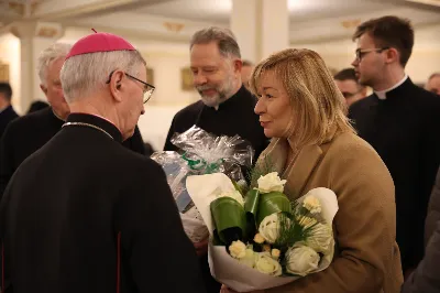 W liturgiczne wspomnienie św. Jana Apostoła (27 grudnia) w katedrze rzeszowskiej celebrowano Eucharystię, której przewodniczył bp Jan Wątroba. Mszę św. koncelebrował abp Edward Nowak, bp Edward Białogłowski, a także ok. 60 kapłanów, którzy wraz z przedstawicielami wspólnot, stowarzyszeń i instytucji modlili się w intencji Biskupa Rzeszowskiego z okazji jego imienin.
Homilię wygłosił ks. Janusz Kosior, proboszcz parafii pw. św. Jadwigi Królowej w Rzeszowie.
Na zakończenie Mszy św. bp Jan Wątroba podziękował za modlitwę i życzenia. 
fot. ks. Jakub Oczkowicz
