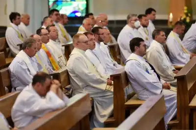 Maj to dla wielu najpiękniejszy miesiąc w roku. W liturgii Kościoła szczególnie wtedy czcimy Maryję oraz radujemy się ze Zmartwychwstania Pańskiego. W niedzielę 8 maja w naszej Katedrze dzieci z klas III doświadczyły równie wielkiej radości po raz pierwszy w pełni uczestnicząc we Mszy Świętej. To niezwykłe spotkanie z Chrystusem w Komunii Świętej zostało poprzedzone przygotowaniem poprzez katechezy w szkole i spotkania w parafii, a także spowiedzią. Poprzez niedzielne Eucharystie o godz. 12.00 i 13.30 celebrowane przez ks. Krzysztofa Gołąbka, proboszcza naszej Katedry, 88 dzieci rozpoczęło wielką przygodę z Jezusem ukrytym w Najświętszym Sakramencie. Towarzyszyli im rodzice, którzy wraz ze swoimi dziećmi przygotowywali się do tego wydarzenia, a także najbliższa rodzina. Posługę w liturgii Mszy Świętej pełniły dzieci pierwszokomunijne oraz ich rodzice.
Wielka radość serc dzieci komunijnych promieniowała na wszystkich uczestników Mszy Świętej i przypominała zebranym na liturgii, że spotkanie z Jezusem Eucharystycznym to przywilej i wielkie szczęście. Czas tej wielkiej radości został przedłużony przez „Biały Tydzień”, w którym dzieci uczestniczyły w wieczornej Eucharystii, przyjmując Jezusa do swoich serc. 

Wszystkim dzieciom, które w tym roku przeżywały swoją Pierwszą Komunię Świętą, życzymy, aby nie gasł w nich zapał do poznawania Jezusa i Jego nauki, a radość, jaka towarzyszyła tym dniom, była nieodłączną towarzyszką ich spotkań z Jezusem w Eucharystii. A s. Julicie i ks. Julianowi dziękujemy za serce włożone w przygotowanie dzieci do tego wielkiego wydarzenia.

fot. Paweł Styka