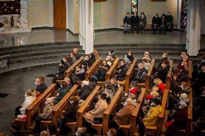 6 stycznia 2022 r., w Uroczystość Objawienia Pańskiego, o godz. 12.00 w katedrze rzeszowskiej została odprawiona Msza św. w intencji bp. Kazimierza Górnego i bp. Edwarda Białogłowskiego, którzy przeżywali kolejno 37. i 34. rocznicę konsekracji biskupich. Mszy św. przewodniczył bp Jan Wątroba. Eucharystię koncelebrował abp Edward Nowak, bp Kazimierz Górny, bp Edward Białogłowski i 30 księży. Podczas Mszy św. śpiewał Katedralny Chór Chłopięco-Męski Pueri Cantores Resovienses. Biskup Kazimierz Górny urodził się 24 grudnia 1937 r. w Lubniu. W 1960 r. przyjął święcenia kapłańskie. 6 stycznia 1985 r. w Bazylice św. Piotra w Rzymie przyjął święcenia biskupie z rąk Jana Pawła II. Jako zawołanie przyjął słowa „Omnia Tibi”. Do 1992 r. pełnił funkcję wikariusza generalnego archidiecezji krakowskiej. Od 1992 do 2013 r. był ordynariuszem diecezji rzeszowskiej. Biskup Edward Białogłowski urodził się 8 stycznia 1947 r. w Rzeplinie. W 1972 r. przyjął święcenia kapłańskie. 6 stycznia 1988 r. w katedrze przemyskiej przyjął święcenia biskupie z rąk bp. Ignacego Tokarczuka. Jako zawołanie przyjął słowa „In virtuti Spiritus Sancti”. Od 1992 r. pełni zadania biskupa pomocniczego diecezji rzeszowskiej. fot. Paulina Lęcznar