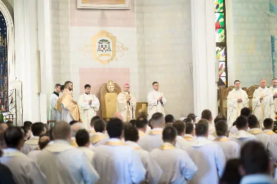 W Wielki Czwartek o godz. 10.00 w naszej Katedrze bp Jan Wątroba przewodniczył Mszy Krzyżma. Jest ona wyrazem jedności i wspólnoty duchowieństwa diecezji. Podczas tej Mszy Świętej biskup poświęcił olej chorych, katechumenów oraz olej krzyżma. Księża koncelebrujący z biskupem Eucharystię odnowili przyrzeczenia kapłańskie.
W koncelebrze wzięli udział bp Kazimierz Górny, bp Edward Białogłowski oraz 179 kapłanów z całej diecezji. W Eucharystii wzięli również udział licznie zebrani ministranci, lektorzy, animatorzy, ceremoniarze, członkowie scholi parafialnych i dziewczęcej służby maryjnej.
fot. Małgorzata Ryndak