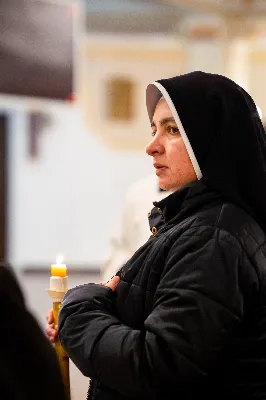 „Nasza wdzięczność jest szczególna wobec osób konsekrowanych za ich czytelne świadectwo wiary i za to, że żyjąc wiarą na co dzień ukazują chrystusowy styl życia” – mówił biskup Jan Wątroba podczas Mszy św. w katedrze rzeszowskiej w święto Ofiarowania Pańskiego. W Eucharystii, z okazji swojego święta patronalnego, uczestniczyły osoby konsekrowane posługujące w diecezji rzeszowskiej.
Mszy św. w katedrze rzeszowskiej przewodniczył bp Jan Wątroba, który modlił się w intencji osób konsekrowanych, przeżywających w święto Ofiarowania Pańskiego (02.02.) swoje święto patronalne. Eucharystię koncelebrował ks. Stanisław Kamiński, wikariusz biskupi ds. zakonnych, a także 9 kapłanów.
Na początku Mszy św. ks. Stanisław Kamiński powitał zebranych i wprowadził w przeżywaną liturgię. Następnie odbył się obrzęd błogosławieństwa świec i procesja z dolnego kościoła do głównej części katedry rzeszowskiej
Homilię wygłosił bp Jan Wątroba, który w pierwszej części, odnosząc się do przeżywanego święta, nawiązał do postawy Matki Najświętszej i św. Józefa. „Maryja uczy nas, że wierność Bogu oznacza wypełnianie prawa Bożego. Ona wypełniła wszystko bez wyjątku. Choć sama nie potrzebowała oczyszczenia, pozostała jednak posłuszna prawu. Skromna, prosta, uboga kobieta, poddana Bogu. W postawie Maryi i Józefa można dostrzec piękną lekcję dla rodziców i wychowawców. Rodzice powinni przedstawiać, czyli zawierzać swoje dzieci Panu Bogu. To jest gest wdzięczności wobec Stwórcy, a także znak wielkiej pokory wobec niełatwej misji rodzicielskiej i wychowawczej. Pełny rozwój człowieka dokonuje się dzięki Bożej łasce, a rodzice powinni się czuć narzędziem Bożej łaski, dlatego powinni często błogosławić swoje dzieci, modlić się za nie i z nimi oraz wciąż na nowo zawierzać je Panu Bogu” – mówił bp Wątroba.
Biskup Rzeszowski odnosząc się do obchodzonego Dnia życia konsekrowanego powiedział: „Trzy elementy wspólnoty: słowo, wierność i otwarcie na Ducha Świętego stanowią istotę życia każdej osoby konsekrowanej. Rozważać słowo Boże, trwać wiernie na modlitwie i być otwartym na to, co Duch Święty chce nam powiedzieć, to wypełnić powołanie do życia konsekrowanego, a jednocześnie wyznać wiarę w Kościół Chrystusowy. Nasza wdzięczność jest szczególna wobec osób konsekrowanych za ich czytelne świadectwo wiary i za to, że żyjąc wiarą na co dzień ukazują chrystusowy styl życia. Towarzyszą nam przez swoją pełną zatroskania miłosierną obecność, ale także przez milczącą obecność przepełnioną modlitwą w intencjach Kościoła, świata, a także poszczególnych osób i wspólnot”.
Po homilii osoby konsekrowane zgromadzone w katedrze odnowiły swoje przyrzeczenia.
Na zakończenie liturgii s. Agata Jakieła CSFN, referentka diecezjalna ds. życia konsekrowanego, podziękowała bp. Janowi Wątrobie za przewodniczenie liturgii i modlitwę w intencji osób życia konsekrowanego.
W Eucharystii w rzeszowskiej katedrze uczestniczyło prawie 100 osób życia konsekrowanego, a pośród nich ojcowie i bracia zakonni, siostry zakonne, wdowy i dziewice konsekrowane oraz członkowie instytutów świeckich. Śpiewy podczas liturgii wykonała Katedralna Schola Liturgiczna pod dyrekcją ks. Juliana Wybrańca, a przy organach zasiadł katedralny organista – Wiesław Siewierski. 

fot. Jola Warchoł