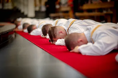 „Na swoje życie i swoje kapłaństwo trzeba popatrzeć w świetle Bożej miłości. Inaczej go nie pojmiemy ani my, ani ci, którzy będą na nas patrzeć” – mówił bp Jan Wątroba podczas Mszy św. z udzieleniem święceń prezbiteratu. 4 czerwca 2022 r. w kościele katedralnym jedenastu diakonów diecezji rzeszowskiej przyjęło sakrament kapłaństwa.
Do grona neoprezbiterów diecezji rzeszowskiej należą: ks. Sebastian Bełz z parafii w Nienadówce, ks. Krzysztof Lampart z parafii w Rudnej Wielkiej, ks. Mateusz Łachmanek z parafii w Lipinkach, ks. Karol Migut z parafii w Jasionce, ks. Marcin Murawski z parafii katedralnej w Rzeszowie, ks. Adrian Pazdan z parafii w Zagorzycach, ks. Tomasz Sienicki z parafii w Bieździedzy, ks. Dominik Świeboda z parafii w Palikówce, ks. Piotr Wąsacz z parafii bł. Władysława Findysza w Rzeszowie, ks. Mateusz Wojtuń z parafii w Święcanach oraz ks. Wiktor Zoła z parafii w Cieklinie.
Mszy św. przewodniczył i święceń udzielił bp Jan Wątroba. Eucharystię koncelebrowało około osiemdziesięciu księży, m.in: przełożeni Wyższego Seminarium Duchownego w Rzeszowie oraz proboszczowie i wikariusze z parafii rodzinnych neoprezbiterów. W Mszy św. uczestniczył abp Edward Nowak, bp Kazimierz Górny i bp Edward Białogłowski.
Zebranych w kościele katedralnym powitał ks. Krzysztof Gołąbek, proboszcz parafii.
W homilii bp Jan Wątroba nawiązał do słów z Ewangelii według św. Jana w których Chrystus tłumaczy co to znaczy być dobrym pasterzem. „Być kapłanem w Kościele Chrystusowym to znaczy mieć udział w Jego pasterskiej misji i stale upodabniać się do Dobrego Pasterza, który zna owce, karmi je, broni i jest gotów oddać życie dla ich dobra” – mówił hierarcha.
Po homilii odbył się obrzędy święceń: przyrzeczenie czci i posłuszeństwa Biskupowi Ordynariuszowi, Litania do Wszystkich Świętych podczas której kandydaci leżeli krzyżem, nałożenie rąk, modlitwa święceń oraz namaszczenie rąk krzyżmem i wręczenie chleba i wina. Podczas Liturgii Eucharystycznej nowo wyświęceni po raz pierwszy wyciągnęli dłonie nad chlebem i winem wypowiadając słowa konsekracji.
Na zakończenie Mszy św. ks. Tomasz Sienicki, podziękował w imieniu nowo wyświęconych wszystkim, którzy przyczynili się do przygotowania ich do kapłaństwa. Słowa wdzięczności, m.in. przełożonym Wyższego Seminarium Duchownego w Rzeszowie i rodzicom neoprezbiterów, wypowiedział bp Jan Wątroba. 
W drodze do zakrystii neoprezbiterzy zatrzymali się przy figurze Matki Bożej Fatimskiej zawierzając swoje kapłaństwo Matce Bożej.
W niedzielę, 5 czerwca, w Uroczystość Zesłania Ducha Świętego, neoprezbiterzy będą sprawować w swoich rodzinnych parafiach uroczyste Msze św. prymicyjne, a w najbliższych tygodniach otrzymają skierowania do parafii.

Fot. ks. Jakub Nagi oraz biala-wrona.pl
