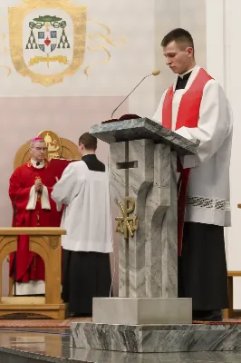 Mszy Świętej w święto Ofiarowania Pańskiego przewodniczył bp Jan Wątroba. W Eucharystii z okazji Dnia Życia Konsekrowanego uczestniczyli przedstawiciele sióstr i braci zakonnych, pustelnic, dziewic i wdów konsekrowanych oraz członków instytutów świeckich. Eucharystię koncelebrował ks. Stanisław Kamiński, wikariusz biskupi ds. zakonnych, a także 8 kapłanów. Homilię wygłosił bp Jan Wątroba. Śpiew podczas Mszy Świętej prowadziła Katedralna Schola Liturgiczna pod kierunkiem ks. Juliana Wybrańca przy akompaniamencie organowym Wiesława Siewierskiego. Fot. Paulina Lęcznar