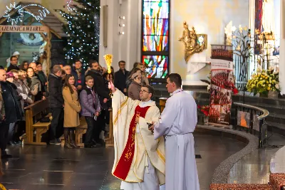 W niedzielę Chrztu Pańskiego, uroczystą Mszą Świętą, przy wypełnionej po brzegi Katedrze, zakończyliśmy okres Bożego Narodzenia. Podczas Mszy Świętej śpiewał nasz Katedralny Chór Chłopięco-Męski Pueri Cantores Resovienses pod dyrekcją Marcina Florczaka. Po zakończonej liturgii odbył się koncert kolęd w wykonaniu naszego Chóru. W programie znalazły się kolędy, pastorałki i pieśni bożonarodzeniowe polskie i zagraniczne, m.in. "Lulajże, Jezuniu" w aranżacji Dominika Lasoty, "Za Gwiazdą" w opracowaniu Jana Maklakiewicza, "Mary, did You know?" Marka Lowry’ego i Buddy’ego Greene’a, "Gaudete" Briana Keya, "Angels we have heard on high" Stevena Strite’a. Koncert spotkał się z ogromnym entuzjazmem publiczności, która nagrodziła wykonawców brawami na stojąco. W zamian chórzyści odwdzięczyli się bisami.  fot. Dariusz Kamiński