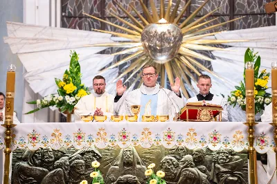 Ponad 100 lat temu, w roku 1917 r. w Fatimie, Matka Boża każdego 13. dnia miesiąca od maja do października objawiała się trójce dzieci: Łucji, Hiacyncie i Franciszkowi. Prosiła ich wówczas o odmawianie modlitwy różańcowej w intencji pokoju na świecie i nawrócenia grzeszników. Wzorem tych wydarzeń w wielu parafiach w Polsce i na świecie prowadzone są nabożeństwa fatimskie. Nie inaczej jest w rzeszowskiej katedrze, gdzie 13 października zakończono cykl tegorocznych spotkań modlitewnych przy figurze Pani Fatimskiej. Wieczór fatimski rozpoczął się o godz. 18:40 odczytaniem próśb i podziękowań do Matki Bożej Fatimskiej. Wcześniej wierni mogli skorzystać z sakramentu pokuty. O godz. 19:00 odprawiono uroczystą Mszę Świętą, której przewodniczył ks. Andrzej Szpaczyński – ojciec duchowny w Wyższym Seminarium Duchownym w Rzeszowie. Wygłosił on także homilię, w której nawiązał do liturgii słowa z dnia, przyrównując ją do myślenia współczesnego człowieka. „Jezus mówi do nas «Kto nie jest ze mną, jest przeciwko mnie». Można pomyśleć: jestem teraz w kościele, modlę się, spowiadam, przyjmuję sakramenty, ale czy rzeczywiście jestem z Jezusem czy tylko z Nim bywam? Czy jestem w Jego obecności cały czas czy jedynie bywam z Nim przez pewne chwile w ciągu dnia? Być z Jezusem to być po Jego stronie, mieć podobne myślenie, jak On, które przejawia się w czynach, podejmowanych decyzjach, a także w patrzeniu na drugiego. To wiara jest filtrem, który pozwala zobaczyć w drugim człowieku nie przeciwnika, ale brata – nawet jeśli jest on inny lub myśli inaczej. Wiara może pomagać wchodzić z nim w relację. Warto zadać sobie pytanie: czy mam w sobie ten filtr, ten sposób patrzenia, dzięki któremu jestem po stronie Jezusa?”. Następnie celebrans przywołał wydarzenia z portugalskiego miasteczka: „Choć nie jesteśmy świadkami cudu słońca, który zobaczył dziesięciotysięczny tłum 13 października 1917 w Fatimie, to słyszymy dzisiaj wezwanie do nawrócenia i pokuty. Każdy z nas jest wezwany, by się nawracać. Być może nawróceniu powinno ulec nasze spojrzenie na innych, by zobaczyć w nich dobro, a na świat patrzeć z wiarą”. Mszę Świętą koncelebrowali ks. Bogusław Babiarz – dyrektor administracyjny WSD w Rzeszowie, ks. Krzysztof Gołąbek – proboszcz parafii katedralnej oraz ks. Michał Rurak – katedralny wikariusz. Posługę w czasie liturgii pełnili alumni rzeszowskiego seminarium, którzy wraz z diakonem Łukaszem prowadzili także modlitwę różańcową z rozważaniami opartymi o historię błogosławionej rodziny Ulmów. Korzystając z ciepłej, jesiennej pogody po zakończonej Mszy Świętej odbyła się procesja na placu przed świątynią z figurą Pani Fatimskiej. Wierni z świecami w rękach zawierzali siebie, swoje rodziny i wszelkie troski w modlitwie różańcowej. Duchowo łączyli się z nimi słuchacze katolickiego radia VIA, które transmitowało całe nabożeństwo. Przed wyśpiewaniem Apelu Jasnogórskiego ks. Krzysztof, proboszcz parafii katedralnej, podsumował tegoroczne nabożeństwa fatimskie, dziękując wiernym za uczestnictwo w uwielbieniu Boga za przyczyną Pani Fatimskiej. W sposób szczególny podziękowania skierował do braci alumnów z roku propedeutycznego, życząc, aby modlitwa przy figurze Matki Bożej z Fatimy umacniała rozeznawanie drogi ich powołania. Wyrazy wdzięczności popłynęły w stronę kapłanów z dekanatu Rzeszów-Katedra, sióstr zakonnych, orkiestry pod batutą Tadeusza Cielaka, która uświetniała każde z tegorocznych nabożeństw oraz słuchaczy katolickiego radia VIA. Do godz. 22:00 w świątyni trwała adoracja Najświętszego Sakramentu, w której wierni licznie uczestniczyli. Od listopada do kwietnia 13. dnia miesiąca w świątyni katedralnej prowadzona jest modlitwa różańcowa przy figurze Matki Bożej Fatimskiej o godz. 17:30. Niech wezwanie Maryi do codziennej modlitwy różańcowej przyświeca nam nie tylko w październiku i przy okazji nabożeństw fatimskich, ale każdego dnia. 
tekst: Angelika Karnasiewicz 
fot. Jola Warchoł