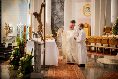 Mszy Świętej w święto Ofiarowania Pańskiego przewodniczył bp Jan Wątroba. W Eucharystii z okazji Dnia Życia Konsekrowanego uczestniczyli przedstawiciele sióstr i braci zakonnych, pustelnic, dziewic i wdów konsekrowanych oraz członków instytutów świeckich. Eucharystię koncelebrował ks. Stanisław Kamiński, wikariusz biskupi ds. zakonnych, a także 8 kapłanów. Homilię wygłosił bp Jan Wątroba. Śpiew podczas Mszy Świętej prowadziła Katedralna Schola Liturgiczna pod kierunkiem ks. Juliana Wybrańca przy akompaniamencie organowym Wiesława Siewierskiego. Fot. Paulina Lęcznar