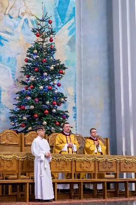 „Jak pasterze z Betlejem pójdźmy z pośpiechem oddać pokłon Nowonarodzonemu Zbawicielowi” – zachęcał bp Jan Wątroba na rozpoczęcie tradycyjnej „Pasterki” sprawowanej w rzeszowskiej katedrze. W uroczystej celebracji otwierającej okres Bożego Narodzenia uczestniczyli przedstawiciele księży, sióstr zakonnych oraz licznie przybyli diecezjanie i parafianie katedralni.
W wigilię uroczystości Bożego Narodzenia w rzeszowskiej katedrze została odprawiona tzw. Msza pasterzy, tradycyjnie zwana „Pasterką”, pod przewodnictwem Bp. Jana Wątroby, Biskupa Rzeszowskiego.
Celebracja rozpoczęła się kolędą „Wśród nocnej ciszy”, po której ks. Julian Wybraniec, wikariusz katedralny, zaśpiewał starożytną „Kalendę”, czyli fragment Martyrologium Rzymskiego mówiący o Narodzeniu Pańskim. Następnie ks. Krzysztof Gołąbek, proboszcz katedry, uroczyście złożył figurę Nowonarodzonego Jezusa w symbolicznej szopce.
W kazaniu Bp Jan Wątroba przypomniał historię i znaczenie teologiczne szopki. Nawiązując do 800. rocznicy zbudowania pierwszej szopki przez św. Franciszka z Asyżu we włoskiej miejscowości Greccio, kaznodzieja mówił: „Jego nauczanie przeniknęło do serc chrześcijan i pozostaje aż do naszych dni jako autentyczna forma zaproponowania na nowo piękna naszej wiary z prostotą (…) Dlaczego żłóbek wzbudza tyle zdziwienia i nas wzrusza? Przede wszystkim dlatego, że ukazuje czułość Boga. On, Stwórca wszechświata, uniża się do naszej małości. (…) W Jezusie Ojciec dał nam brata, który wychodzi, by nas szukać, kiedy jesteśmy zdezorientowani i zatracamy kierunek; wiernego przyjaciela, który jest zawsze blisko nas; dał nam swego Syna, który nam przebacza i podnosi nas z grzechu.”
Biskup Wątroba mówił, że tradycyjny żłóbek jest miejscem przekazywania wiary i doświadczenia Bożej miłości. „Począwszy od dzieciństwa, a następnie w każdym okresie życia uczy nas kontemplować Jezusa, odczuwać miłość Boga do nas, odczuwać i wierzyć, że Bóg jest z nami, a my jesteśmy Nim, wszyscy jako dzieci i bracia dzięki temu Dzieciątku, Synowi Boga i Dziewicy Maryi. I odczuwać, że na tym polega szczęście”.
Na zakończenie, kaznodzieja zachęcał do uważnego wpatrywania się w betlejemski żłóbek, w którym można odkryć kilka prawd o Bogu i o człowieku. To w nim, „Bóg uczy nas człowieczeństwa i zaprasza do udziału w boskiej naturze”, ale także prawdy, że „Bogu i człowiekowi dobrze jest być razem”. – podkreślał bp Wątroba.
Na zakończenie Eucharystii, ks. Krzysztof Gołąbek w imieniu parafii katedralnej złożył życzenia Księdzu Biskupowi oraz wszystkim przybyłym na uroczystość. 

Zdjęcia: Joanna Prasoł