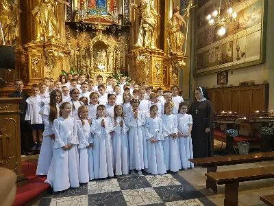 W czwartek 13 sierpnia przeżywaliśmy uroczyste Nabożeństwo Fatimskie. Naszym modlitwom przewodniczył ks. Wojciech Rybka SVD, misjonarz werbista, posługujący na Tajwanie. O godz. 18.40 zostały przedstawione prośby i podziękowania do Matki Bożej Fatimskiej, w intencji których sprawowana była także Msza Święta. Po Mszy Świętej wyruszyła procesja z figurą Matki Bożej. Nabożeństwo zakończył Apel Jasnogórski. fot. Rafał Waszczak