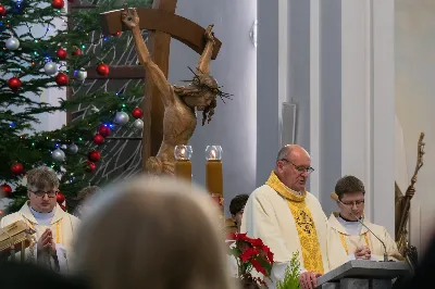 W niedzielę Chrztu Pańskiego, 8 stycznia, w ostatnim dniu okresu Bożego Narodzenia podczas Mszy Świętej o godz. 9.00 ks. Krzysztof Gołąbek, proboszcz naszej Katedry, przyjął do grona Liturgicznej Służby Ołtarza pięciu chłopców.
Po odpowiednim przygotowaniu, pod czujnym okiem ks. Pawła Wójcika – opiekuna ministrantów oraz ceremoniarza Rafała Waszczaka, otrzymali stopień choralisty, po raz pierwszy mogli ubrać kołnierzyki, a także otrzymali legitymacje ministranckie. To wielka radość dla naszej parafii. Gratulujemy chłopcom odwagi oraz życzymy wytrwałości w tym pięknym powołaniu, jakim jest służba przy Ołtarzu Pana Jezusa.
Drugim bardzo ważnym momentem w tym dniu było wręczenie pucharów dla trzech najlepszych ministrantów 2022 roku. Złotym ministrantem niezmiennie od kilku lat został animator Wojciech Jędrzejewski, srebrnym Adam Sowa, brązowym – najmłodszy w naszej wspólnocie – Dawid Pruchnicki. Gratulujemy im pięknej służby.
Zapraszamy wszystkich chętnych chłopców do wstąpienia w szeregi katedralnej Liturgicznej Służby Ołtarza.
Zainteresowanych prosimy o kontakt z ks. Pawłem Wójcikiem.

Rafał Waszczak
fot. Joanna Prasoł 