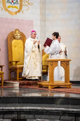 „Nasza wdzięczność jest szczególna wobec osób konsekrowanych za ich czytelne świadectwo wiary i za to, że żyjąc wiarą na co dzień ukazują chrystusowy styl życia” – mówił biskup Jan Wątroba podczas Mszy św. w katedrze rzeszowskiej w święto Ofiarowania Pańskiego. W Eucharystii, z okazji swojego święta patronalnego, uczestniczyły osoby konsekrowane posługujące w diecezji rzeszowskiej.
Mszy św. w katedrze rzeszowskiej przewodniczył bp Jan Wątroba, który modlił się w intencji osób konsekrowanych, przeżywających w święto Ofiarowania Pańskiego (02.02.) swoje święto patronalne. Eucharystię koncelebrował ks. Stanisław Kamiński, wikariusz biskupi ds. zakonnych, a także 9 kapłanów.
Na początku Mszy św. ks. Stanisław Kamiński powitał zebranych i wprowadził w przeżywaną liturgię. Następnie odbył się obrzęd błogosławieństwa świec i procesja z dolnego kościoła do głównej części katedry rzeszowskiej
Homilię wygłosił bp Jan Wątroba, który w pierwszej części, odnosząc się do przeżywanego święta, nawiązał do postawy Matki Najświętszej i św. Józefa. „Maryja uczy nas, że wierność Bogu oznacza wypełnianie prawa Bożego. Ona wypełniła wszystko bez wyjątku. Choć sama nie potrzebowała oczyszczenia, pozostała jednak posłuszna prawu. Skromna, prosta, uboga kobieta, poddana Bogu. W postawie Maryi i Józefa można dostrzec piękną lekcję dla rodziców i wychowawców. Rodzice powinni przedstawiać, czyli zawierzać swoje dzieci Panu Bogu. To jest gest wdzięczności wobec Stwórcy, a także znak wielkiej pokory wobec niełatwej misji rodzicielskiej i wychowawczej. Pełny rozwój człowieka dokonuje się dzięki Bożej łasce, a rodzice powinni się czuć narzędziem Bożej łaski, dlatego powinni często błogosławić swoje dzieci, modlić się za nie i z nimi oraz wciąż na nowo zawierzać je Panu Bogu” – mówił bp Wątroba.
Biskup Rzeszowski odnosząc się do obchodzonego Dnia życia konsekrowanego powiedział: „Trzy elementy wspólnoty: słowo, wierność i otwarcie na Ducha Świętego stanowią istotę życia każdej osoby konsekrowanej. Rozważać słowo Boże, trwać wiernie na modlitwie i być otwartym na to, co Duch Święty chce nam powiedzieć, to wypełnić powołanie do życia konsekrowanego, a jednocześnie wyznać wiarę w Kościół Chrystusowy. Nasza wdzięczność jest szczególna wobec osób konsekrowanych za ich czytelne świadectwo wiary i za to, że żyjąc wiarą na co dzień ukazują chrystusowy styl życia. Towarzyszą nam przez swoją pełną zatroskania miłosierną obecność, ale także przez milczącą obecność przepełnioną modlitwą w intencjach Kościoła, świata, a także poszczególnych osób i wspólnot”.
Po homilii osoby konsekrowane zgromadzone w katedrze odnowiły swoje przyrzeczenia.
Na zakończenie liturgii s. Agata Jakieła CSFN, referentka diecezjalna ds. życia konsekrowanego, podziękowała bp. Janowi Wątrobie za przewodniczenie liturgii i modlitwę w intencji osób życia konsekrowanego.
W Eucharystii w rzeszowskiej katedrze uczestniczyło prawie 100 osób życia konsekrowanego, a pośród nich ojcowie i bracia zakonni, siostry zakonne, wdowy i dziewice konsekrowane oraz członkowie instytutów świeckich. Śpiewy podczas liturgii wykonała Katedralna Schola Liturgiczna pod dyrekcją ks. Juliana Wybrańca, a przy organach zasiadł katedralny organista – Wiesław Siewierski. 

fot. Jola Warchoł