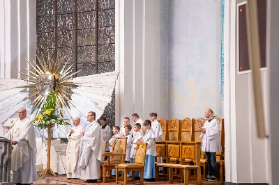 Ponad 100 lat temu, w roku 1917 r. w Fatimie, Matka Boża każdego 13. dnia miesiąca od maja do października objawiała się trójce dzieci: Łucji, Hiacyncie i Franciszkowi. Prosiła ich wówczas o odmawianie modlitwy różańcowej w intencji pokoju na świecie i nawrócenia grzeszników. Wzorem tych wydarzeń w wielu parafiach w Polsce i na świecie prowadzone są nabożeństwa fatimskie. Nie inaczej jest w rzeszowskiej katedrze, gdzie 13 października zakończono cykl tegorocznych spotkań modlitewnych przy figurze Pani Fatimskiej. Wieczór fatimski rozpoczął się o godz. 18:40 odczytaniem próśb i podziękowań do Matki Bożej Fatimskiej. Wcześniej wierni mogli skorzystać z sakramentu pokuty. O godz. 19:00 odprawiono uroczystą Mszę Świętą, której przewodniczył ks. Andrzej Szpaczyński – ojciec duchowny w Wyższym Seminarium Duchownym w Rzeszowie. Wygłosił on także homilię, w której nawiązał do liturgii słowa z dnia, przyrównując ją do myślenia współczesnego człowieka. „Jezus mówi do nas «Kto nie jest ze mną, jest przeciwko mnie». Można pomyśleć: jestem teraz w kościele, modlę się, spowiadam, przyjmuję sakramenty, ale czy rzeczywiście jestem z Jezusem czy tylko z Nim bywam? Czy jestem w Jego obecności cały czas czy jedynie bywam z Nim przez pewne chwile w ciągu dnia? Być z Jezusem to być po Jego stronie, mieć podobne myślenie, jak On, które przejawia się w czynach, podejmowanych decyzjach, a także w patrzeniu na drugiego. To wiara jest filtrem, który pozwala zobaczyć w drugim człowieku nie przeciwnika, ale brata – nawet jeśli jest on inny lub myśli inaczej. Wiara może pomagać wchodzić z nim w relację. Warto zadać sobie pytanie: czy mam w sobie ten filtr, ten sposób patrzenia, dzięki któremu jestem po stronie Jezusa?”. Następnie celebrans przywołał wydarzenia z portugalskiego miasteczka: „Choć nie jesteśmy świadkami cudu słońca, który zobaczył dziesięciotysięczny tłum 13 października 1917 w Fatimie, to słyszymy dzisiaj wezwanie do nawrócenia i pokuty. Każdy z nas jest wezwany, by się nawracać. Być może nawróceniu powinno ulec nasze spojrzenie na innych, by zobaczyć w nich dobro, a na świat patrzeć z wiarą”. Mszę Świętą koncelebrowali ks. Bogusław Babiarz – dyrektor administracyjny WSD w Rzeszowie, ks. Krzysztof Gołąbek – proboszcz parafii katedralnej oraz ks. Michał Rurak – katedralny wikariusz. Posługę w czasie liturgii pełnili alumni rzeszowskiego seminarium, którzy wraz z diakonem Łukaszem prowadzili także modlitwę różańcową z rozważaniami opartymi o historię błogosławionej rodziny Ulmów. Korzystając z ciepłej, jesiennej pogody po zakończonej Mszy Świętej odbyła się procesja na placu przed świątynią z figurą Pani Fatimskiej. Wierni z świecami w rękach zawierzali siebie, swoje rodziny i wszelkie troski w modlitwie różańcowej. Duchowo łączyli się z nimi słuchacze katolickiego radia VIA, które transmitowało całe nabożeństwo. Przed wyśpiewaniem Apelu Jasnogórskiego ks. Krzysztof, proboszcz parafii katedralnej, podsumował tegoroczne nabożeństwa fatimskie, dziękując wiernym za uczestnictwo w uwielbieniu Boga za przyczyną Pani Fatimskiej. W sposób szczególny podziękowania skierował do braci alumnów z roku propedeutycznego, życząc, aby modlitwa przy figurze Matki Bożej z Fatimy umacniała rozeznawanie drogi ich powołania. Wyrazy wdzięczności popłynęły w stronę kapłanów z dekanatu Rzeszów-Katedra, sióstr zakonnych, orkiestry pod batutą Tadeusza Cielaka, która uświetniała każde z tegorocznych nabożeństw oraz słuchaczy katolickiego radia VIA. Do godz. 22:00 w świątyni trwała adoracja Najświętszego Sakramentu, w której wierni licznie uczestniczyli. Od listopada do kwietnia 13. dnia miesiąca w świątyni katedralnej prowadzona jest modlitwa różańcowa przy figurze Matki Bożej Fatimskiej o godz. 17:30. Niech wezwanie Maryi do codziennej modlitwy różańcowej przyświeca nam nie tylko w październiku i przy okazji nabożeństw fatimskich, ale każdego dnia. 
tekst: Angelika Karnasiewicz 
fot. Jola Warchoł