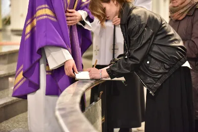 Mszy św. w Środę Popielcową na rozpoczęcie Wielkiego Postu w katedrze rzeszowskiej przewodniczył bp Jan Wątroba. Eucharystię koncelebrowali: ks. Łukasz Cyrnek, ks. Krzysztof Golas, ks. Krzysztof Gołąbek, ks. Sławomir Jeziorski, ks. Dominik Kiełb, ks. Jakub Nagi i ks. Nikodem Rybczyk.
Homilię wygłosił ks. Julian Wybraniec, wikariusz parafii katedralnej. Kaznodzieja w rozważaniu mówił o symbolice popiołu, którym w Środę Popielcową posypuje się głowy uczestników liturgii.
Po homilii odbył się obrzęd wybrania i wpisania imion do księgi katechumenów dwóch kobiet, które, jako dorosłe, przygotowują się do przyjęcia sakramentów inicjacji chrześcijańskiej.
Następnie odbył się obrzęd posypania popiołem.
Podczas Mszy św. posługę muzyczną pełniła Katedralna Schola Liturgiczna. Eucharystia była transmitowana przez Katolickie Radio VIA.
fot. ks. Jakub Oczkowicz