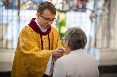 „Na swoje życie i swoje kapłaństwo trzeba popatrzeć w świetle Bożej miłości. Inaczej go nie pojmiemy ani my, ani ci, którzy będą na nas patrzeć” – mówił bp Jan Wątroba podczas Mszy św. z udzieleniem święceń prezbiteratu. 4 czerwca 2022 r. w kościele katedralnym jedenastu diakonów diecezji rzeszowskiej przyjęło sakrament kapłaństwa.
Do grona neoprezbiterów diecezji rzeszowskiej należą: ks. Sebastian Bełz z parafii w Nienadówce, ks. Krzysztof Lampart z parafii w Rudnej Wielkiej, ks. Mateusz Łachmanek z parafii w Lipinkach, ks. Karol Migut z parafii w Jasionce, ks. Marcin Murawski z parafii katedralnej w Rzeszowie, ks. Adrian Pazdan z parafii w Zagorzycach, ks. Tomasz Sienicki z parafii w Bieździedzy, ks. Dominik Świeboda z parafii w Palikówce, ks. Piotr Wąsacz z parafii bł. Władysława Findysza w Rzeszowie, ks. Mateusz Wojtuń z parafii w Święcanach oraz ks. Wiktor Zoła z parafii w Cieklinie.
Mszy św. przewodniczył i święceń udzielił bp Jan Wątroba. Eucharystię koncelebrowało około osiemdziesięciu księży, m.in: przełożeni Wyższego Seminarium Duchownego w Rzeszowie oraz proboszczowie i wikariusze z parafii rodzinnych neoprezbiterów. W Mszy św. uczestniczył abp Edward Nowak, bp Kazimierz Górny i bp Edward Białogłowski.
Zebranych w kościele katedralnym powitał ks. Krzysztof Gołąbek, proboszcz parafii.
W homilii bp Jan Wątroba nawiązał do słów z Ewangelii według św. Jana w których Chrystus tłumaczy co to znaczy być dobrym pasterzem. „Być kapłanem w Kościele Chrystusowym to znaczy mieć udział w Jego pasterskiej misji i stale upodabniać się do Dobrego Pasterza, który zna owce, karmi je, broni i jest gotów oddać życie dla ich dobra” – mówił hierarcha.
Po homilii odbył się obrzędy święceń: przyrzeczenie czci i posłuszeństwa Biskupowi Ordynariuszowi, Litania do Wszystkich Świętych podczas której kandydaci leżeli krzyżem, nałożenie rąk, modlitwa święceń oraz namaszczenie rąk krzyżmem i wręczenie chleba i wina. Podczas Liturgii Eucharystycznej nowo wyświęceni po raz pierwszy wyciągnęli dłonie nad chlebem i winem wypowiadając słowa konsekracji.
Na zakończenie Mszy św. ks. Tomasz Sienicki, podziękował w imieniu nowo wyświęconych wszystkim, którzy przyczynili się do przygotowania ich do kapłaństwa. Słowa wdzięczności, m.in. przełożonym Wyższego Seminarium Duchownego w Rzeszowie i rodzicom neoprezbiterów, wypowiedział bp Jan Wątroba. 
W drodze do zakrystii neoprezbiterzy zatrzymali się przy figurze Matki Bożej Fatimskiej zawierzając swoje kapłaństwo Matce Bożej.
W niedzielę, 5 czerwca, w Uroczystość Zesłania Ducha Świętego, neoprezbiterzy będą sprawować w swoich rodzinnych parafiach uroczyste Msze św. prymicyjne, a w najbliższych tygodniach otrzymają skierowania do parafii.

Fot. ks. Jakub Nagi oraz biala-wrona.pl
