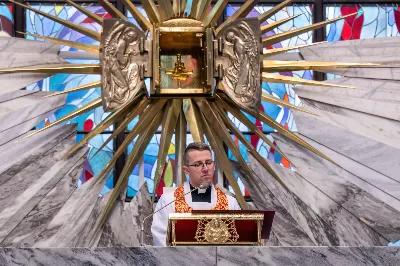 Liturgia Męki Pańskiej rozpoczęła się od procesji wejścia w zupełnej ciszy i gestu prostracji – pokornego padnięcia twarzą do ziemi głównego celebransa – Biskupa Rzeszowskiego Jana Wątroby. Drugim etapem nabożeństwa była Liturgia Słowa. Jej centrum stanowiła Męka Pańska w relacji wg św. Jana – odśpiewana przez ks. Juliana Wybrańca, kl. Dawida Piroga oraz kl. Karola Baraniewicza, z partiami tłumu wykonanymi przez Katedralny Chór Chłopięco-Męski Pueri Cantores Resovienses (tenory i basy), pod dyrekcją ks. dra Andrzeja Widaka we współpracy z Angelą Pacutą i Edytą Kotulą, dyrygentkami chóru.

W homilii bp Jan Wątroba zapraszał do odczytania na nowo sensu krzyża Jezusa i Jego Orędzia.

Trzecią częścią liturgii była adoracja krzyża. W pierwszej kolejności krzyż adorowali poprzez ucałowanie: Ksiądz Biskup, księża z Wyższego Seminarium Duchownego w Rzeszowie, księża katedralni oraz siostry zakonne. Następnie hołd krzyżowi oddali wszyscy wierni, wpatrując się w krzyż trzymany przez ks. Krzysztofa Gołąbka, proboszcza katedry.

Ostatnią częścią liturgii był obrzęd Komunii św. zakończony przeniesieniem Pana Jezusa w monstrancji do tzw. Bożego grobu. W tym roku dekoracja grobu nawiązuje do przeżywanego roku duszpasterskiego pt. „Wierzę w Kościół Chrystusowy”. Projekt autorstwa ks. Pawła Wójcika, wikariusza katedralnego, zachęca do pogłębienia relacji z Jezusem i jak wzywa napis umieszczony na grobie do „zakorzenienia w Kościele Chrystusa”.
fot. Joanna Prasoł 