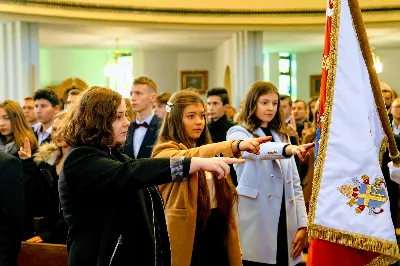 „Jesteśmy na świecie, aby stać pod krzyżem, głosić prawdę o krzyżu i bronić krzyża. W nim jest cała nasza nadzieja” – powiedział bp Jan Wątroba w dniu Uroczystości Jezusa Chrystusa Króla Wszechświata w rzeszowskiej katedrze. Podczas Mszy św. nowi członkowie Katolickiego Stowarzyszenia Młodzieży złożyli przyrzeczenie, a prezesi oddziałów parafialnych Akcji Katolickiej otrzymali nominacje.  Mszy św. przewodniczył bp Jan Wątroba. W koncelebrze uczestniczyli infułaci: ks. Stanisław Mac, ks. Wiesław Szurek i ponad 20 księży, wśród nich ks. Stanisław Potera, asystent diecezjalny Akcji Katolickiej (AK) i ks. Tomasz Ryczek, asystent diecezjalny Katolickiego Stowarzyszenia Młodzieży (KSM).  Po wyznaniu wiary 73 młode osoby złożyły przyrzeczenie Katolickiego Stowarzyszenia Młodzieży.  Po Komunii św. bp Jan Wątroba, razem z ks. Stanisławem Poterą, wręczył nominacje 19 nowym prezesom oddziałów parafialnych Akcji Katolickiej.  Na zakończenie Mszy św. bp Wątroba, na prośbę ks. Krzysztofa Gołąbka, proboszcza parafii katedralnej, wręczył dyplomy ceremoniarza Rafałowi Waszczakowi i Dawidowi Różańskiemu, długoletnim członkom Liturgicznej Służby Ołtarza w parafii katedralnej.  fot. Andrzej Kotowicz