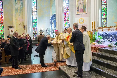 Uroczystość Chrystusa Króla to także święto Akcji Katolickiej i KSM-u. Centralnej uroczystości w Katedrze przewodniczył biskup diecezjalny Jan Wątroba. Eucharystię koncelebrowało 25 księży, wśród nich ks. Stanisław Potera – asystent diecezjalny AK i ks. Tomasz Ryczek – asystent diecezjalny KSM. Po wyznaniu wiary 88 młodych osób złożyło przyrzeczenie Katolickiego Stowarzyszenia Młodzieży. Obrzęd przyrzeczenia prowadził Paweł Grodzki – prezes KSM Diecezji Rzeszowskiej. Ceremonia zakończyła się odśpiewaniem hymnu KSM i zawołaniem: „Przez cnotę, naukę i pracę, służyć Bogu i Ojczyźnie, Gotów!”

Po Komunii św. bp Jan Wątroba, razem z ks. Stanisławem Poterą, wręczył nominacje 20 nowym prezesom oddziałów parafialnych Akcji Katolickiej. Krótkie przemówienia wypowiedzieli kolejno: Jeremi Kalkowski – prezes Zarządu Diecezjalnego Instytutu AK i Paweł Grodzki.

Po Komunii św. wszyscy zebrani uklękli przed Najświętszym Sakramentem. Biskup Ordynariusz odczytał Jubileuszowy Akt Przyjęcia Jezusa Chrystusa za Króla i Pana.

Po Mszy św. bp Jan Wątroba wręczył odznaki i legitymacje nowym członkom KSM.

fot. Fotografiarzeszow