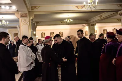 W liturgiczne święto św. Jana Apostoła i Ewangelisty, w katedrze rzeszowskiej duchowni i świeccy modlili się w intencji bp. Jana Wątroby. Eucharystię, której przewodniczył Solenizant, koncelebrowali: bp Kazimierz Górny, bp Edward Białogłowski oraz 56 księży.  fot. Dariusz Kamiński (https://fotografiarzeszow.com.pl)