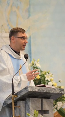 W czwartek 13 maja przeżywaliśmy uroczyste Nabożeństwo Fatimskie. Naszym modlitwom przewodniczył ks. dr Sławomir Jeziorski, prefekt i wykładowca Wyższego Seminarium Duchownego w Rzeszowie. O godz. 18.45 zostały przedstawione prośby i podziękowania do Matki Bożej Fatimskiej, w intencji których sprawowana była także Msza Święta. W koncelebrze uczestniczył ks. Piotr Tarnawski, radca Nuncjatury Apostolskiej w Moskwie, ks. Jan Młynarczyk, emerytowany proboszcz parafii Matki Bożej Królowej Polski i św. Jana Kantego w Sandomierzu i ks. Krzysztof Gołąbek, proboszcz parafii katedralnej i kustosz sanktuarium. Po Mszy Świętej wyruszyła procesja z figurą Matki Bożej. Nabożeństwo zakończył Apel Jasnogórski. fot. Małgorzata Ryndak