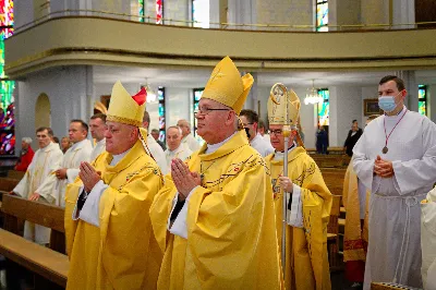 We wtorek 7 września w ramach Sympozjum Wykładowców Liturgiki na Wydziałach Teologicznych i w Wyższych Seminariach Duchownych, które w dniach 7-9 września odbywało się w Rzeszowie, została odprawiona Msza Święta w naszej Katedrze, której przewodniczył bp Jan Wątroba. fot. Andrzej Kotowicz