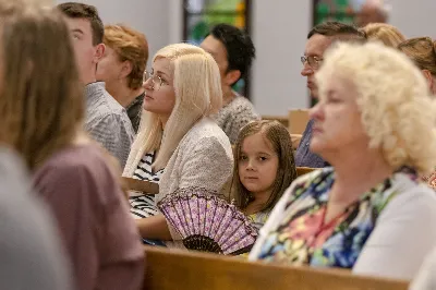 Uroczystość Chrystusa Króla to także święto Akcji Katolickiej i KSM-u. Centralnej uroczystości w Katedrze przewodniczył biskup diecezjalny Jan Wątroba. Eucharystię koncelebrowało 25 księży, wśród nich ks. Stanisław Potera – asystent diecezjalny AK i ks. Tomasz Ryczek – asystent diecezjalny KSM. Po wyznaniu wiary 88 młodych osób złożyło przyrzeczenie Katolickiego Stowarzyszenia Młodzieży. Obrzęd przyrzeczenia prowadził Paweł Grodzki – prezes KSM Diecezji Rzeszowskiej. Ceremonia zakończyła się odśpiewaniem hymnu KSM i zawołaniem: „Przez cnotę, naukę i pracę, służyć Bogu i Ojczyźnie, Gotów!”

Po Komunii św. bp Jan Wątroba, razem z ks. Stanisławem Poterą, wręczył nominacje 20 nowym prezesom oddziałów parafialnych Akcji Katolickiej. Krótkie przemówienia wypowiedzieli kolejno: Jeremi Kalkowski – prezes Zarządu Diecezjalnego Instytutu AK i Paweł Grodzki.

Po Komunii św. wszyscy zebrani uklękli przed Najświętszym Sakramentem. Biskup Ordynariusz odczytał Jubileuszowy Akt Przyjęcia Jezusa Chrystusa za Króla i Pana.

Po Mszy św. bp Jan Wątroba wręczył odznaki i legitymacje nowym członkom KSM.

fot. Fotografiarzeszow