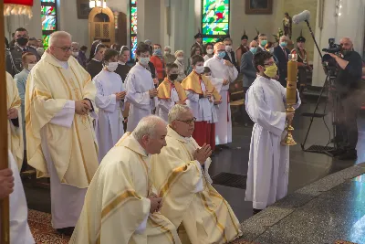 W poniedziałek 18 maja o godz. 18.00 w naszej Katedrze miało miejsce dziękczynienie w stulecie urodzin Karola Wojtyły – św. Jana Pawła II. W tym dniu dziękowaliśmy również i modliliśmy się w intencji naszych Księży Biskupów: Jana – z racji 20. rocznicy sakry biskupiej oraz Kazimierza – z racji 60. rocznicy święceń kapłańskich, a także w intencji naszego Księdza Infułata Stanisława w 60. rocznicę święceń kapłańskich. Eucharystii przewodniczył bp Jan Wątroba. Mszę św. koncelebrowali: bp Kazimierz Górny, bp Edward Białogłowski, infułaci: ks. Stanisław Mac i ks. Wiesław Szurek, księża dziekani oraz duchowni z różnych instytucji diecezji rzeszowskiej.  W Mszy św. uczestniczyły władze państwowe i samorządowe oraz służby mundurowe. fot. Dariusz Kamiński (fotografiarzeszow.com.pl)