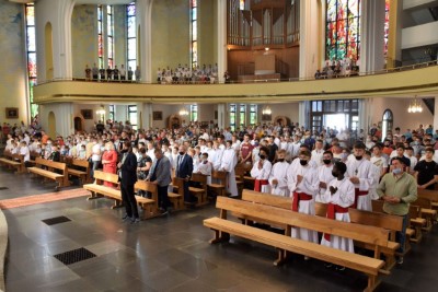 Mszą Świętą w naszej Katedrze rozpoczęły się XVI Mistrzostwa Polski Liturgicznej Służby Ołtarza w piłce nożnej o puchar „KnC”. W rozgrywkach 28 i 29 lipca 2021 r. weźmie udział 72 drużyny z 20 diecezji i 2 prowincji zakonnych. Zawody odbywają się ku pamięci śp. ks. Tomasza Blicharza.  Eucharystii przewodniczył bp Jan Wątroba. Mszę św. koncelebrowało ponad 40 księży – głównie opiekunowie drużyn sportowych z różnych diecezji. W Eucharystii uczestniczyła Stanisława Blicharz i Marcin Blicharz, mama i brat ks. Tomasz Blicharza, któremu dedykowany jest tegoroczny turniej (ks. Blicharz był przez wiele lat duszpasterzem Liturgicznej Służby Ołtarza Diecezji Rzeszowskiej, a także inicjatorem i głównym organizatorem poprzednich edycji mistrzostw LSO, które odbyły się w Rzeszowie w 2016 i 2018 r. Zmarł 17 października 2020 r. w wieku 39 lat). Po Mszy św. sportowcy z Liturgicznej Służby Ołtarza rozjechali się do czterech hal sportowych i na 8 Orlików na terenie Rzeszowa, Łąki, Trzebowniska i Tyczyna.  W zawodach uczestniczy 72 drużyny z 20 diecezji i 2 prowincji zakonnych w Polsce – jest to blisko 800 sportowców. Rywalizacja odbywa się w trzech kategoriach wiekowych: ministrant (roczniki urodzenia 2009-2013), lektor młodszy (2005-2008) i lektor starszy (2000-2004).  Diecezje rzeszowską reprezentują parafie: Gorlice (pw. Narodzenia NMP) i Rzeszów (pw. Bożego Ciała) w kategorii ministrant; Górno, Łowisko i Błażkowa w kategorii lektor młodszy oraz Zaczernie, Cmolas, Hermanowa, Rzeszów (pw. św. Mikołaja) i Tarnowiec w kategorii lektor starszy.  W poniedziałek, 28 czerwca zostaną rozegrane eliminacje. Drugi dzień zawodów również rozpocznie się Mszą św. w rzeszowskiej katedrze – Eucharystii będzie przewodniczył bp Edward Białogłowski. Ceremonię wręczenia nagród i zakończenia przewidziano na godz. 15.00 w Hali Sportowej Młodzieżowego Ośrodka Socjoterapii przy ul. Miłocińskiej w Rzeszowie.  Głównym organizatorem turnieju jest miesięcznik „KnC” – „Króluj nam Chryste”. Gospodarzami są: Diecezja Rzeszowska i Liturgiczna Służba Ołtarza Diecezji Rzeszowskiej.  Tekst i zdjęcia: ks. Tomasz Nowak 