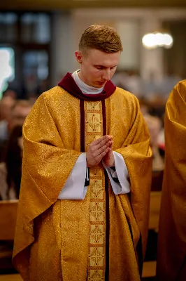 „Na swoje życie i swoje kapłaństwo trzeba popatrzeć w świetle Bożej miłości. Inaczej go nie pojmiemy ani my, ani ci, którzy będą na nas patrzeć” – mówił bp Jan Wątroba podczas Mszy św. z udzieleniem święceń prezbiteratu. 4 czerwca 2022 r. w kościele katedralnym jedenastu diakonów diecezji rzeszowskiej przyjęło sakrament kapłaństwa.
Do grona neoprezbiterów diecezji rzeszowskiej należą: ks. Sebastian Bełz z parafii w Nienadówce, ks. Krzysztof Lampart z parafii w Rudnej Wielkiej, ks. Mateusz Łachmanek z parafii w Lipinkach, ks. Karol Migut z parafii w Jasionce, ks. Marcin Murawski z parafii katedralnej w Rzeszowie, ks. Adrian Pazdan z parafii w Zagorzycach, ks. Tomasz Sienicki z parafii w Bieździedzy, ks. Dominik Świeboda z parafii w Palikówce, ks. Piotr Wąsacz z parafii bł. Władysława Findysza w Rzeszowie, ks. Mateusz Wojtuń z parafii w Święcanach oraz ks. Wiktor Zoła z parafii w Cieklinie.
Mszy św. przewodniczył i święceń udzielił bp Jan Wątroba. Eucharystię koncelebrowało około osiemdziesięciu księży, m.in: przełożeni Wyższego Seminarium Duchownego w Rzeszowie oraz proboszczowie i wikariusze z parafii rodzinnych neoprezbiterów. W Mszy św. uczestniczył abp Edward Nowak, bp Kazimierz Górny i bp Edward Białogłowski.
Zebranych w kościele katedralnym powitał ks. Krzysztof Gołąbek, proboszcz parafii.
W homilii bp Jan Wątroba nawiązał do słów z Ewangelii według św. Jana w których Chrystus tłumaczy co to znaczy być dobrym pasterzem. „Być kapłanem w Kościele Chrystusowym to znaczy mieć udział w Jego pasterskiej misji i stale upodabniać się do Dobrego Pasterza, który zna owce, karmi je, broni i jest gotów oddać życie dla ich dobra” – mówił hierarcha.
Po homilii odbył się obrzędy święceń: przyrzeczenie czci i posłuszeństwa Biskupowi Ordynariuszowi, Litania do Wszystkich Świętych podczas której kandydaci leżeli krzyżem, nałożenie rąk, modlitwa święceń oraz namaszczenie rąk krzyżmem i wręczenie chleba i wina. Podczas Liturgii Eucharystycznej nowo wyświęceni po raz pierwszy wyciągnęli dłonie nad chlebem i winem wypowiadając słowa konsekracji.
Na zakończenie Mszy św. ks. Tomasz Sienicki, podziękował w imieniu nowo wyświęconych wszystkim, którzy przyczynili się do przygotowania ich do kapłaństwa. Słowa wdzięczności, m.in. przełożonym Wyższego Seminarium Duchownego w Rzeszowie i rodzicom neoprezbiterów, wypowiedział bp Jan Wątroba. 
W drodze do zakrystii neoprezbiterzy zatrzymali się przy figurze Matki Bożej Fatimskiej zawierzając swoje kapłaństwo Matce Bożej.
W niedzielę, 5 czerwca, w Uroczystość Zesłania Ducha Świętego, neoprezbiterzy będą sprawować w swoich rodzinnych parafiach uroczyste Msze św. prymicyjne, a w najbliższych tygodniach otrzymają skierowania do parafii.

Fot. ks. Jakub Nagi oraz biala-wrona.pl
