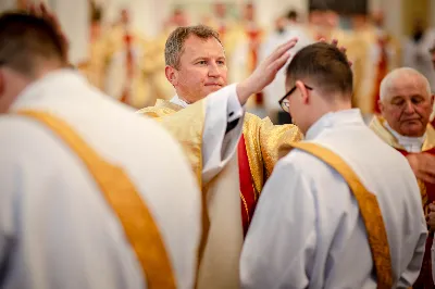 „Na swoje życie i swoje kapłaństwo trzeba popatrzeć w świetle Bożej miłości. Inaczej go nie pojmiemy ani my, ani ci, którzy będą na nas patrzeć” – mówił bp Jan Wątroba podczas Mszy św. z udzieleniem święceń prezbiteratu. 4 czerwca 2022 r. w kościele katedralnym jedenastu diakonów diecezji rzeszowskiej przyjęło sakrament kapłaństwa.
Do grona neoprezbiterów diecezji rzeszowskiej należą: ks. Sebastian Bełz z parafii w Nienadówce, ks. Krzysztof Lampart z parafii w Rudnej Wielkiej, ks. Mateusz Łachmanek z parafii w Lipinkach, ks. Karol Migut z parafii w Jasionce, ks. Marcin Murawski z parafii katedralnej w Rzeszowie, ks. Adrian Pazdan z parafii w Zagorzycach, ks. Tomasz Sienicki z parafii w Bieździedzy, ks. Dominik Świeboda z parafii w Palikówce, ks. Piotr Wąsacz z parafii bł. Władysława Findysza w Rzeszowie, ks. Mateusz Wojtuń z parafii w Święcanach oraz ks. Wiktor Zoła z parafii w Cieklinie.
Mszy św. przewodniczył i święceń udzielił bp Jan Wątroba. Eucharystię koncelebrowało około osiemdziesięciu księży, m.in: przełożeni Wyższego Seminarium Duchownego w Rzeszowie oraz proboszczowie i wikariusze z parafii rodzinnych neoprezbiterów. W Mszy św. uczestniczył abp Edward Nowak, bp Kazimierz Górny i bp Edward Białogłowski.
Zebranych w kościele katedralnym powitał ks. Krzysztof Gołąbek, proboszcz parafii.
W homilii bp Jan Wątroba nawiązał do słów z Ewangelii według św. Jana w których Chrystus tłumaczy co to znaczy być dobrym pasterzem. „Być kapłanem w Kościele Chrystusowym to znaczy mieć udział w Jego pasterskiej misji i stale upodabniać się do Dobrego Pasterza, który zna owce, karmi je, broni i jest gotów oddać życie dla ich dobra” – mówił hierarcha.
Po homilii odbył się obrzędy święceń: przyrzeczenie czci i posłuszeństwa Biskupowi Ordynariuszowi, Litania do Wszystkich Świętych podczas której kandydaci leżeli krzyżem, nałożenie rąk, modlitwa święceń oraz namaszczenie rąk krzyżmem i wręczenie chleba i wina. Podczas Liturgii Eucharystycznej nowo wyświęceni po raz pierwszy wyciągnęli dłonie nad chlebem i winem wypowiadając słowa konsekracji.
Na zakończenie Mszy św. ks. Tomasz Sienicki, podziękował w imieniu nowo wyświęconych wszystkim, którzy przyczynili się do przygotowania ich do kapłaństwa. Słowa wdzięczności, m.in. przełożonym Wyższego Seminarium Duchownego w Rzeszowie i rodzicom neoprezbiterów, wypowiedział bp Jan Wątroba. 
W drodze do zakrystii neoprezbiterzy zatrzymali się przy figurze Matki Bożej Fatimskiej zawierzając swoje kapłaństwo Matce Bożej.
W niedzielę, 5 czerwca, w Uroczystość Zesłania Ducha Świętego, neoprezbiterzy będą sprawować w swoich rodzinnych parafiach uroczyste Msze św. prymicyjne, a w najbliższych tygodniach otrzymają skierowania do parafii.

Fot. ks. Jakub Nagi oraz biala-wrona.pl
