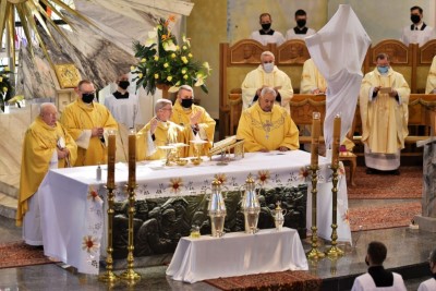 1 kwietnia 2021 r., w Wielki Czwartek, w naszej Katedrze została odprawiona Msza Krzyżma. Eucharystii przewodniczył bp Jan Wątroba. W koncelebrze uczestniczył bp Kazimierz Górny, bp Edward Białogłowski oraz 50 księży – z powodu ograniczeń związanych ze stanem epidemii byli to tylko przedstawiciele duchowieństwa diecezji rzeszowskiej. Do katedry nie przyjechała Liturgiczna Służba Ołtarza i schole. Po Komunii św. bp Jan Wątroba poświęcił olej krzyżma, który jest używany m.in. podczas udzielania sakramentu chrztu, bierzmowania i święceń kapłańskich. Wcześniej biskup pobłogosławił olej chorych i olej katechumenów.  Przed błogosławieństwem ks. Waldemar Dopart, proboszcz parafii św. Józefa na osiedlu Staromieście w Rzeszowie, w imieniu wszystkich kapłanów złożył biskupom świąteczne życzenia.  Na zakończenie Mszy Świętej Biskup Rzeszowski ogłosił nominację ks. Pawła Synosia, delegata biskupa ds. formacji stałej kapłanów na wikariusza biskupiego ds. formacji stałej kapłanów diecezji rzeszowskiej.  fot. ks. Tomasz Nowak