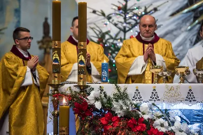 Pasterce w naszej Katedrze przewodniczył bp Jan Wątroba. Czuwanie przed Pasterką prowadziła młodzież naszej parafii. fot. Fotografiarzeszow