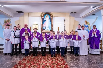 W III niedzielę Wielkiego Postu, 3 marca, podczas Mszy Świętej o godz. 12.00 ks. Krzysztof Gołąbek - proboszcz naszej Katedry, przyjął do grona Liturgicznej Służby Ołtarza dwunastu chłopców. Po odpowiednim przygotowaniu, pod czujnym okiem ks. Pawła Wójcika – opiekuna ministrantów oraz ceremoniarza Rafała Waszczaka i animatorów-praktykantów, otrzymali stopień ministranta choralisty, po raz pierwszy mogli ubrać kołnierzyki, a także otrzymali legitymacje ministranckie. To wielka radość dla naszej parafii. Gratulujemy chłopcom odwagi oraz życzymy wytrwałości w tym pięknym powołaniu, jakim jest służba przy Ołtarzu Pana Jezusa. Podczas Mszy Świętej zaśpiewała Dziewczęca Schola Katedralna.
Zapraszamy wszystkich chętnych chłopców do wstąpienia w szeregi katedralnej Liturgicznej Służby Ołtarza. Zainteresowanych prosimy o kontakt z ks. Pawłem Wójcikiem.
Rafał Waszczak
fot. Joanna Prasoł