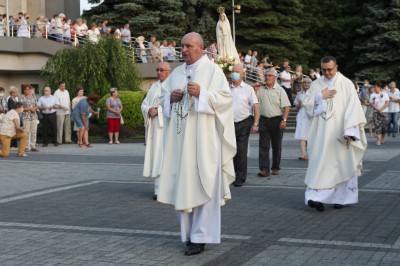 We wtorek 13 lipca przeżywaliśmy uroczyste Nabożeństwo Fatimskie. Naszym modlitwom przewodniczył ks. Patryk Chmielewski SDB. O godz. 18.40 zostały przedstawione prośby i podziękowania do Matki Bożej Fatimskiej, w intencji których sprawowana była także Msza Święta. Po Mszy Świętej wyruszyła procesja z figurą Matki Bożej. Nabożeństwo zakończył Apel Jasnogórski. fot. Joanna Prasoł