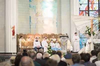 26 maja dla parafii katedralnej w Rzeszowie był szczególnym dniem dziękczynienia za dar kapłaństwa i znakiem obecności Maryi. W tym dniu parafianie przywitali peregrynującą w diecezji rzeszowskiej figurę Matki Bożej Fatimskiej i modlili się z księżmi, którzy obchodzili 10. rocznicę swoich święceń prezbiteratu.
Przed rozpoczęciem uroczystej Eucharystii pod przewodnictwem bpa Kazimierza Górnego, wierni zgromadzeni w świątyni przywitali figurę Matki Bożej Fatimskiej. O godz. 18.00 rozpoczęła się Msza Święta koncelebrowana przez 15 kapłanów wyświęconych 26 maja 2012 r. i sprawowana jako dziękczynienie za dar powołania do kapłaństwa. Bp Kazimierz w homilii przywołał wspomnienia z tego dnia, kiedy diecezja rzeszowska wzbogaciła się o nowych księży, którzy po raz pierwszy celebrowali z nim Eucharystię. Podkreślił także znaczenie codziennej kapłańskiej posługi, która wymaga trudu i poświęcenia w imię Chrystusa. Jubileusz 10-lecia kapłaństwa obchodzili: ks. Wojciech Chrostowski pochodzący z Gorlic (Fara), ks. Mirosław Dziadosz z Jasła (Chrystusa Króla), ks. Paweł Gąsior z Rożnowic, ks. Damian Jacek z Czudca, ks. Mirosław Kardaś ze Strzyżowa (św. J.S. Pelczara), ks. Tomasz Kołodziej z Trzebosi, ks. Filip Mikuła z Rzeszowa (Katedra), ks. Mateusz Mycek z Sędziszowa Małopolskiego (Fara), ks. Marcin Pokrywka z Przeworska (Ojcowie Bernardyni, diec. przemyska), ks. Nikodem Rybczyk z Gorlic (Fara), ks. Tomasz Ryczek z Turzy (diec. tarnowska), ks. Paweł Sikora z Rzeszowa (Zwięczyca – św. Józefa), ks. Krzysztof Wilczkiewicz z Gorlic (Glinik), ks. Tomasz Wójcik z Niewodnej oraz ks. Julian Wybraniec z Rzeszowa (św. Rocha). Po Mszy Świętej odśpiewano Litanię Loretańską przy wystawionym Najświętszym Sakramencie, po czym miała miejsce adoracja prywatna do godz. 20.30. Następnie odmówiono radosną część różańca i odśpiewano Apel Jasnogórski. Także przez kolejny dzień wierni mogli zawierzać swoje intencje Maryi w kolejnych częściach modlitwy różańcowej. W piątek po Mszy Świętej wieczornej figurę Matki Bożej przekazano do parafii Opatrzności Bożej w Rzeszowie. 
Peregrynacja figury Matki Bożej Fatimskiej w diecezji rzeszowskiej odbywa się z okazji 30. rocznicy powstania diecezji. Od 25 marca 2022 figura Matki Bożej Fatimskiej jest przekazywana do poszczególnych parafii diecezji i połączona z adoracją Najświętszego Sakramentu. 
Angelika Karnasiewicz, fot. Małgorzata Ryndak