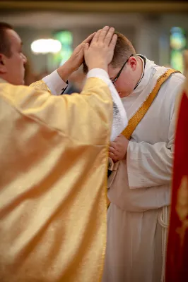 „Na swoje życie i swoje kapłaństwo trzeba popatrzeć w świetle Bożej miłości. Inaczej go nie pojmiemy ani my, ani ci, którzy będą na nas patrzeć” – mówił bp Jan Wątroba podczas Mszy św. z udzieleniem święceń prezbiteratu. 4 czerwca 2022 r. w kościele katedralnym jedenastu diakonów diecezji rzeszowskiej przyjęło sakrament kapłaństwa.
Do grona neoprezbiterów diecezji rzeszowskiej należą: ks. Sebastian Bełz z parafii w Nienadówce, ks. Krzysztof Lampart z parafii w Rudnej Wielkiej, ks. Mateusz Łachmanek z parafii w Lipinkach, ks. Karol Migut z parafii w Jasionce, ks. Marcin Murawski z parafii katedralnej w Rzeszowie, ks. Adrian Pazdan z parafii w Zagorzycach, ks. Tomasz Sienicki z parafii w Bieździedzy, ks. Dominik Świeboda z parafii w Palikówce, ks. Piotr Wąsacz z parafii bł. Władysława Findysza w Rzeszowie, ks. Mateusz Wojtuń z parafii w Święcanach oraz ks. Wiktor Zoła z parafii w Cieklinie.
Mszy św. przewodniczył i święceń udzielił bp Jan Wątroba. Eucharystię koncelebrowało około osiemdziesięciu księży, m.in: przełożeni Wyższego Seminarium Duchownego w Rzeszowie oraz proboszczowie i wikariusze z parafii rodzinnych neoprezbiterów. W Mszy św. uczestniczył abp Edward Nowak, bp Kazimierz Górny i bp Edward Białogłowski.
Zebranych w kościele katedralnym powitał ks. Krzysztof Gołąbek, proboszcz parafii.
W homilii bp Jan Wątroba nawiązał do słów z Ewangelii według św. Jana w których Chrystus tłumaczy co to znaczy być dobrym pasterzem. „Być kapłanem w Kościele Chrystusowym to znaczy mieć udział w Jego pasterskiej misji i stale upodabniać się do Dobrego Pasterza, który zna owce, karmi je, broni i jest gotów oddać życie dla ich dobra” – mówił hierarcha.
Po homilii odbył się obrzędy święceń: przyrzeczenie czci i posłuszeństwa Biskupowi Ordynariuszowi, Litania do Wszystkich Świętych podczas której kandydaci leżeli krzyżem, nałożenie rąk, modlitwa święceń oraz namaszczenie rąk krzyżmem i wręczenie chleba i wina. Podczas Liturgii Eucharystycznej nowo wyświęceni po raz pierwszy wyciągnęli dłonie nad chlebem i winem wypowiadając słowa konsekracji.
Na zakończenie Mszy św. ks. Tomasz Sienicki, podziękował w imieniu nowo wyświęconych wszystkim, którzy przyczynili się do przygotowania ich do kapłaństwa. Słowa wdzięczności, m.in. przełożonym Wyższego Seminarium Duchownego w Rzeszowie i rodzicom neoprezbiterów, wypowiedział bp Jan Wątroba. 
W drodze do zakrystii neoprezbiterzy zatrzymali się przy figurze Matki Bożej Fatimskiej zawierzając swoje kapłaństwo Matce Bożej.
W niedzielę, 5 czerwca, w Uroczystość Zesłania Ducha Świętego, neoprezbiterzy będą sprawować w swoich rodzinnych parafiach uroczyste Msze św. prymicyjne, a w najbliższych tygodniach otrzymają skierowania do parafii.

Fot. ks. Jakub Nagi oraz biala-wrona.pl
