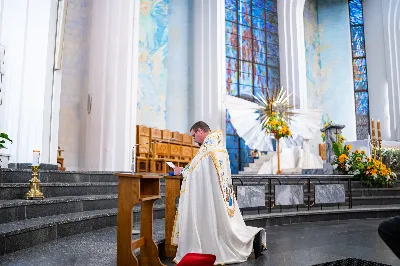 W środę 13 września przeżywaliśmy kolejne w tym roku Nabożeństwo Fatimskie. O godz. 18.40 zostały przedstawione prośby i podziękowania do Matki Bożej Fatimskiej, w intencji których sprawowana była także Msza Święta. Eucharystii przewodniczył i homilię wygłosił ks. Marek Kotwa – wikariusz parafii pw. Św. Michała Archanioła w Rzeszowie. Po Mszy Świętej wyruszyła procesja z figurą Matki Bożej, podczas której modlitwę różańcową prowadzili przedstawiciele parafii pw. Św. Jadwigi Królowej wraz ze swoimi duszpasterzami: ks. Tomaszem Gałuszką oraz ks. Łukaszem Mariuszycem, zaś figurę Matki Bożej nieśli przedstawiciele Bractwa św. Michała Archanioła, Rycerzy Kolumba oraz Związku Strzeleckiego "Strzelec". Modlitwę ubogaciła obecność Orkiestry Dętej pod dyrekcją Tadeusza Cielaka. Nabożeństwo zakończył Apel Jasnogórski. fot. Jola Warchoł