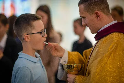 „Na swoje życie i swoje kapłaństwo trzeba popatrzeć w świetle Bożej miłości. Inaczej go nie pojmiemy ani my, ani ci, którzy będą na nas patrzeć” – mówił bp Jan Wątroba podczas Mszy św. z udzieleniem święceń prezbiteratu. 4 czerwca 2022 r. w kościele katedralnym jedenastu diakonów diecezji rzeszowskiej przyjęło sakrament kapłaństwa.
Do grona neoprezbiterów diecezji rzeszowskiej należą: ks. Sebastian Bełz z parafii w Nienadówce, ks. Krzysztof Lampart z parafii w Rudnej Wielkiej, ks. Mateusz Łachmanek z parafii w Lipinkach, ks. Karol Migut z parafii w Jasionce, ks. Marcin Murawski z parafii katedralnej w Rzeszowie, ks. Adrian Pazdan z parafii w Zagorzycach, ks. Tomasz Sienicki z parafii w Bieździedzy, ks. Dominik Świeboda z parafii w Palikówce, ks. Piotr Wąsacz z parafii bł. Władysława Findysza w Rzeszowie, ks. Mateusz Wojtuń z parafii w Święcanach oraz ks. Wiktor Zoła z parafii w Cieklinie.
Mszy św. przewodniczył i święceń udzielił bp Jan Wątroba. Eucharystię koncelebrowało około osiemdziesięciu księży, m.in: przełożeni Wyższego Seminarium Duchownego w Rzeszowie oraz proboszczowie i wikariusze z parafii rodzinnych neoprezbiterów. W Mszy św. uczestniczył abp Edward Nowak, bp Kazimierz Górny i bp Edward Białogłowski.
Zebranych w kościele katedralnym powitał ks. Krzysztof Gołąbek, proboszcz parafii.
W homilii bp Jan Wątroba nawiązał do słów z Ewangelii według św. Jana w których Chrystus tłumaczy co to znaczy być dobrym pasterzem. „Być kapłanem w Kościele Chrystusowym to znaczy mieć udział w Jego pasterskiej misji i stale upodabniać się do Dobrego Pasterza, który zna owce, karmi je, broni i jest gotów oddać życie dla ich dobra” – mówił hierarcha.
Po homilii odbył się obrzędy święceń: przyrzeczenie czci i posłuszeństwa Biskupowi Ordynariuszowi, Litania do Wszystkich Świętych podczas której kandydaci leżeli krzyżem, nałożenie rąk, modlitwa święceń oraz namaszczenie rąk krzyżmem i wręczenie chleba i wina. Podczas Liturgii Eucharystycznej nowo wyświęceni po raz pierwszy wyciągnęli dłonie nad chlebem i winem wypowiadając słowa konsekracji.
Na zakończenie Mszy św. ks. Tomasz Sienicki, podziękował w imieniu nowo wyświęconych wszystkim, którzy przyczynili się do przygotowania ich do kapłaństwa. Słowa wdzięczności, m.in. przełożonym Wyższego Seminarium Duchownego w Rzeszowie i rodzicom neoprezbiterów, wypowiedział bp Jan Wątroba. 
W drodze do zakrystii neoprezbiterzy zatrzymali się przy figurze Matki Bożej Fatimskiej zawierzając swoje kapłaństwo Matce Bożej.
W niedzielę, 5 czerwca, w Uroczystość Zesłania Ducha Świętego, neoprezbiterzy będą sprawować w swoich rodzinnych parafiach uroczyste Msze św. prymicyjne, a w najbliższych tygodniach otrzymają skierowania do parafii.

Fot. ks. Jakub Nagi oraz biala-wrona.pl
