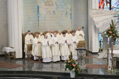 W Wielki Czwartek o godz. 10.00 w naszej Katedrze bp Jan Wątroba przewodniczył Mszy Krzyżma. Jest ona wyrazem jedności i wspólnoty duchowieństwa diecezji. Podczas tej Mszy Świętej biskup poświęcił olej chorych, katechumenów oraz olej krzyżma. Księża koncelebrujący z biskupem Eucharystię odnowili przyrzeczenia kapłańskie.
W koncelebrze wzięli udział bp Kazimierz Górny, bp Edward Białogłowski oraz 204 kapłanów z całej diecezji. W Eucharystii wzięli również udział licznie zebrani ministranci, lektorzy, animatorzy, ceremoniarze, członkowie scholi parafialnych i dziewczęcej służby maryjnej.
Podczas Mszy Świętej zaśpiewał chór Wyższego Seminarium Duchownego pod dyrekcją ks. dra Andrzeja Widaka. Przy organach zasiadł ks. Julian Wybraniec.
Fot. Małgorzata Ryndak