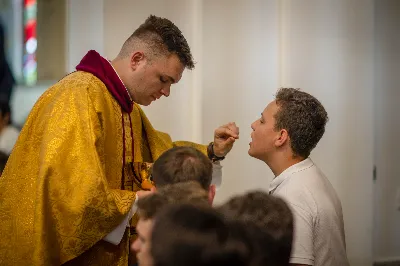 „Na swoje życie i swoje kapłaństwo trzeba popatrzeć w świetle Bożej miłości. Inaczej go nie pojmiemy ani my, ani ci, którzy będą na nas patrzeć” – mówił bp Jan Wątroba podczas Mszy św. z udzieleniem święceń prezbiteratu. 4 czerwca 2022 r. w kościele katedralnym jedenastu diakonów diecezji rzeszowskiej przyjęło sakrament kapłaństwa.
Do grona neoprezbiterów diecezji rzeszowskiej należą: ks. Sebastian Bełz z parafii w Nienadówce, ks. Krzysztof Lampart z parafii w Rudnej Wielkiej, ks. Mateusz Łachmanek z parafii w Lipinkach, ks. Karol Migut z parafii w Jasionce, ks. Marcin Murawski z parafii katedralnej w Rzeszowie, ks. Adrian Pazdan z parafii w Zagorzycach, ks. Tomasz Sienicki z parafii w Bieździedzy, ks. Dominik Świeboda z parafii w Palikówce, ks. Piotr Wąsacz z parafii bł. Władysława Findysza w Rzeszowie, ks. Mateusz Wojtuń z parafii w Święcanach oraz ks. Wiktor Zoła z parafii w Cieklinie.
Mszy św. przewodniczył i święceń udzielił bp Jan Wątroba. Eucharystię koncelebrowało około osiemdziesięciu księży, m.in: przełożeni Wyższego Seminarium Duchownego w Rzeszowie oraz proboszczowie i wikariusze z parafii rodzinnych neoprezbiterów. W Mszy św. uczestniczył abp Edward Nowak, bp Kazimierz Górny i bp Edward Białogłowski.
Zebranych w kościele katedralnym powitał ks. Krzysztof Gołąbek, proboszcz parafii.
W homilii bp Jan Wątroba nawiązał do słów z Ewangelii według św. Jana w których Chrystus tłumaczy co to znaczy być dobrym pasterzem. „Być kapłanem w Kościele Chrystusowym to znaczy mieć udział w Jego pasterskiej misji i stale upodabniać się do Dobrego Pasterza, który zna owce, karmi je, broni i jest gotów oddać życie dla ich dobra” – mówił hierarcha.
Po homilii odbył się obrzędy święceń: przyrzeczenie czci i posłuszeństwa Biskupowi Ordynariuszowi, Litania do Wszystkich Świętych podczas której kandydaci leżeli krzyżem, nałożenie rąk, modlitwa święceń oraz namaszczenie rąk krzyżmem i wręczenie chleba i wina. Podczas Liturgii Eucharystycznej nowo wyświęceni po raz pierwszy wyciągnęli dłonie nad chlebem i winem wypowiadając słowa konsekracji.
Na zakończenie Mszy św. ks. Tomasz Sienicki, podziękował w imieniu nowo wyświęconych wszystkim, którzy przyczynili się do przygotowania ich do kapłaństwa. Słowa wdzięczności, m.in. przełożonym Wyższego Seminarium Duchownego w Rzeszowie i rodzicom neoprezbiterów, wypowiedział bp Jan Wątroba. 
W drodze do zakrystii neoprezbiterzy zatrzymali się przy figurze Matki Bożej Fatimskiej zawierzając swoje kapłaństwo Matce Bożej.
W niedzielę, 5 czerwca, w Uroczystość Zesłania Ducha Świętego, neoprezbiterzy będą sprawować w swoich rodzinnych parafiach uroczyste Msze św. prymicyjne, a w najbliższych tygodniach otrzymają skierowania do parafii.

Fot. ks. Jakub Nagi oraz biala-wrona.pl
