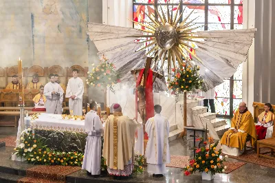 W Niedzielę Wielkanocną Mszy Świętej z procesją rezurekcyjną przewodniczył bp Edward Białogłowski.
fot. Joanna Prasoł