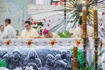 Uroczystość Chrystusa Króla to także święto Akcji Katolickiej i KSM-u. Centralnej uroczystości w Katedrze przewodniczył biskup diecezjalny Jan Wątroba. Eucharystię koncelebrowało 25 księży, wśród nich ks. Stanisław Potera – asystent diecezjalny AK i ks. Tomasz Ryczek – asystent diecezjalny KSM. Po wyznaniu wiary 88 młodych osób złożyło przyrzeczenie Katolickiego Stowarzyszenia Młodzieży. Obrzęd przyrzeczenia prowadził Paweł Grodzki – prezes KSM Diecezji Rzeszowskiej. Ceremonia zakończyła się odśpiewaniem hymnu KSM i zawołaniem: „Przez cnotę, naukę i pracę, służyć Bogu i Ojczyźnie, Gotów!”

Po Komunii św. bp Jan Wątroba, razem z ks. Stanisławem Poterą, wręczył nominacje 20 nowym prezesom oddziałów parafialnych Akcji Katolickiej. Krótkie przemówienia wypowiedzieli kolejno: Jeremi Kalkowski – prezes Zarządu Diecezjalnego Instytutu AK i Paweł Grodzki.

Po Komunii św. wszyscy zebrani uklękli przed Najświętszym Sakramentem. Biskup Ordynariusz odczytał Jubileuszowy Akt Przyjęcia Jezusa Chrystusa za Króla i Pana.

Po Mszy św. bp Jan Wątroba wręczył odznaki i legitymacje nowym członkom KSM.

fot. Fotografiarzeszow