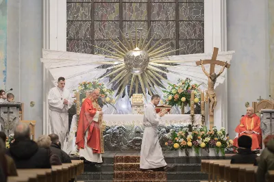 W czwartek 18 listopada, we wspomnienie bł. Karoliny Kózkówny – współpatronki Diecezji Rzeszowskiej, w Katedrze Rzeszowskiej o godz. 18.00 miała miejsce uroczysta Msza Święta, podczas której w poczet Kapituły Katedralnej został włączony ks. Michał Rurak. W uroczystości uczestniczyli przedstawiciele Kapituły Katedralnej, przedstawiciel Kapituły Archikatedralnej w Przemyślu – ks. Mieczysław Rusin oraz kapłani posługujący w Katedrze Rzeszowskiej. Mszy Świętej przewodniczył ks. Krzysztof Gołąbek – proboszcz Katedry i prepozyt Kapituły Katedralnej, homilię zaś wygłosił ks. dr Krzysztof Golas. Uroczystość rozpoczęła się odczytaniem przez ks. Jana Szczupaka – dziekana Kapituły Katedralnej – dekretu biskupa Jana Wątroby o włączeniu ks. Michała Ruraka do grona kanoników oraz o ustanowieniu go Kanonikiem Penitencjarzem kościoła Katedralnego w Rzeszowie. Następnie prepozyt Kapituły poświęcił dystynktorium kanonickie i wprowadził nowego kanonika w urząd. Ten zaś w stroju chórowym zajął miejsce w katedralnych stallach. Nowy kanonik po homilii złożył wyznanie wiary związane z obejmowaniem urzędu w kościele. Tytuł kanonika przyznawany jest przez biskupa diecezji jako wyróżnienie za zaangażowanie kapłana w życie Kościoła. Historycznie kanonikami byli księża skupieni wokół biskupa, któremu pomagali w zarządzaniu lokalnym Kościołem. Obowiązani byli określoną regułą, czyli kanonem praw: stąd pochodzi nazwa „kanonik”. Kapituła katedralna w Rzeszowie jest kolegium kapłanów diecezji rzeszowskiej, powołanym 22 lutego 1993 r. przez Stolicę Apostolską na wniosek biskupa rzeszowskiego Kazimierza Górnego. Zadaniem Kapituły jest sprawowanie bardziej uroczystych czynności liturgicznych w kościele katedralnym, troska o rozwój instytucji duszpasterskich i wychowawczych w diecezji oraz pełnienie zadań zleconych jej przez prawo lub biskupa diecezjalnego. Przedstawiciel Kapituły może uczestniczyć w wizytacjach kanonicznych parafii dokonywanych przez księży biskupów. Kanonicy zajmują miejsca w stallach według ustalonej kolejności podyktowanej datą ich nominacji. Pierwsze miejsce w stallach po prawej stronie jest przeznaczone dla prepozyta, a po stronie lewej dla dziekana. Na czele Kapituły stoi prepozyt, który jest jej przewodniczącym. Obecnie funkcję tę pełni proboszcz Katedry ks. Krzysztof Gołąbek. Statuty Kapituły Katedralnej w Rzeszowie wymieniają jeszcze pięć innych urzędów: •	dziekan (ks. Jan Szczupak) – zastępca prepozyta: służy mu pomocą, zastępuje go w razie nieobecności, uzgadnia udział Kapituły w uroczystościach religijnych i patriotycznych, •	scholastyk (ks. inf. Wiesław Szurek) – odpowiedzialny za archiwum, bibliotekę, •	skarbnik (ks. Stanisław Potera) – odpowiedzialny za finanse kapituły, •	penitencjarz (ks. Michał Rurak) – spowiednik w kościele katedralnym, •	sekretarz (ks. Józef Kula). Strój chórowy Rzeszowskiej Kapituły Katedralnej stanowi czarna sutanna z fioletowymi guzikami i obszywkami, rokieta, biret z fioletowym pomponem, mantolet koloru czarnego obszyty fioletowym sznurkiem, łańcuch z dystynktorium w kształcie krzyża, z podobizną św. Józefa Sebastiana Pelczara – patrona diecezji – oraz pierścień. Strój chórowy obowiązuje kanoników podczas uroczystości kościelnych, zwłaszcza z udziałem biskupa rzeszowskiego, na terenie diecezji rzeszowskiej. Odznaczenia kanonickie są dożywotnie. Ks. Kanonikowi Michałowi Rurakowi serdecznie gratulujemy oraz życzymy wielu łask Bożych w posłudze w Rzeszowskiej Katedrze dla dobra kościoła parafialnego i diecezjalnego. Ks. Michał Rurak urodził się w 1957 r. w Kamieniu. Szkołę podstawową ukończył w Cholewianej Górze. Swą naukę kontynuował w Liceum Ogólnokształcącym w Rudniku, a w 1976 r. wstąpił do Wyższego Seminarium Duchownego w Przemyślu. 20 czerwca 1982 r. przyjął święcenia kapłańskie z rąk biskupa Ignacego Tokarczuka. Posługiwał w parafiach: Rymanów Zdrój (1982-1985), Rzeszów – Matki Bożej Różańcowej (1985-1987), Przemyśl – Św. Benedykta, Cyryla i Metodego (1987-1989), Chmielnik (1989-1992). W 1992 r. został proboszczem w Cieklinie. Od 1993 r. posługuje w Katedrze Rzeszowskiej. Fot. Małgorzata Ryndak